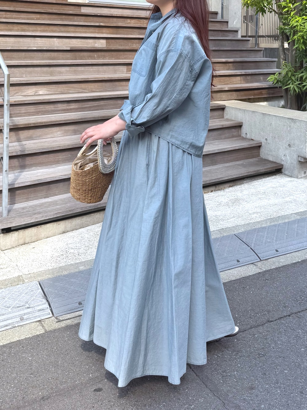 「セットアップ、大人カジュアル、最近のいい感じコーデ、お出かけコーデ、シアートップス、春夏コーデ、シンプルコーデ、きれいめカジュアル、休日スタイル、韓国ファッション、デニム、オトナカワイイ、着回しコーデ、ラクチンコーデ、きれいめコーディネート」｜「La boutique BonBonの【セットアップ可】シアーデニムギャザーロングスカート（スカート、ブルー系）」を使った、takumaさん（骨格ストレート・レディース・160cm）の春コーディネートの3枚目の写真