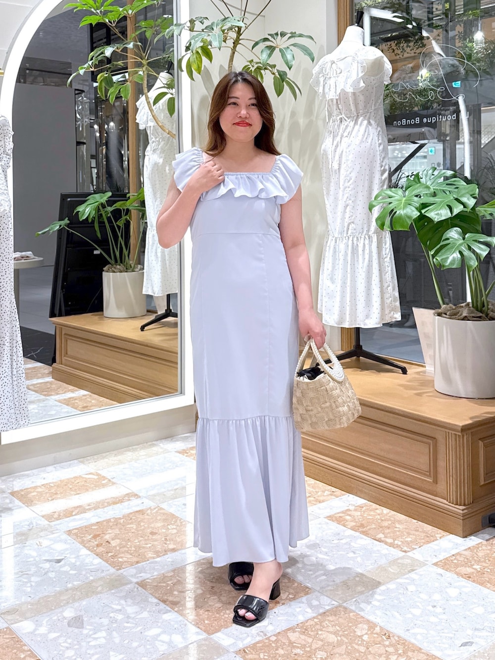 「韓国ファッション、きれいめカジュアル、ワンピース、マーメイドワンピース、ワンピーススタイル、夏ファッション、大人かわいい、ワンピース‎、フリル、ワンピースコーデ、40代ファッション、大人ガーリー、夏コーデ、夏のワントーンコーデ、大人女子」｜「La boutique BonBonの【スタッフmiki監修・3サイズ展開あり】フリルトリムマーメイドワンピース（ワンピース、ブルー系）」を使った、takumaさん（骨格ストレート・レディース・160cm）の夏コーディネートの4枚目の写真