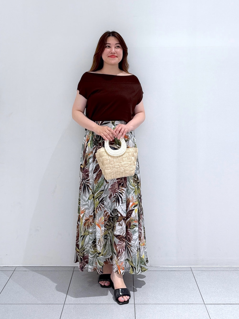 「夏コーデ、韓国ファッション、デートコーデ、ロングスカート、きれいめカジュアル、お出かけコーデ、大人コーデ、大人かわいい、かごバッグ、ブラウンコーデ、リゾートコーデ、柄スカート、オフショル、フレンチスリーブ、サンダル」｜「La boutique BonBonの【大人プリント】リゾートリーフプリントギャザースカート（スカート、グリーン系）」を使った、takumaさん（骨格ストレート・レディース・160cm）の夏コーディネートの2枚目の写真