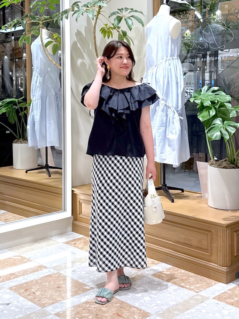 「夏ルックで気分アップ、フリル、休日スタイル、シンプルコーデ、きれいめカジュアル、夏コーデ、韓国ファッション、オトナカワイイ、リラックススタイル、大人可愛い、40代コーデ、チェック、チェックスカート、ギンガムチェック、ギンガムチェックスカート」｜「La boutique BonBonのコットンシルクラッフルブラウス（シャツ/ブラウス、ブルー系）」を使った、takumaさん（骨格ストレート・レディース・160cm）の夏コーディネートの4枚目の写真