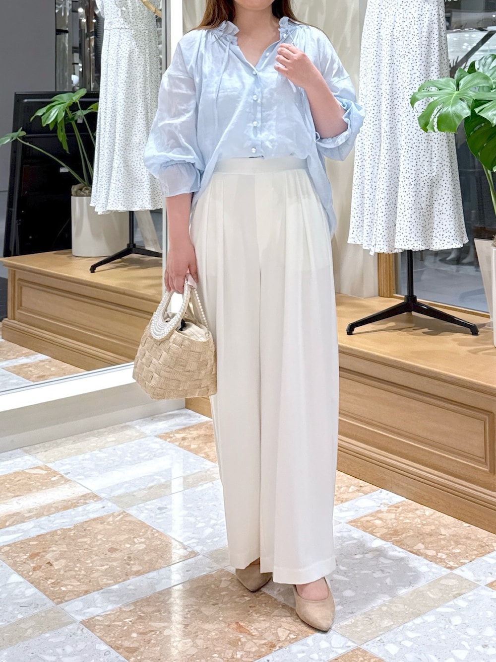 「シンプルスタイル、夏ファッション、パンツコーデ、おでかけコーデ、ブラウスコーデ、淡色女子、オフィススタイル、大人可愛い、淡色コーデ、きれいめカジュアル、シアートップス、夏コーデ、韓国ファッション、シャツスタイル、大人ファッション」｜「La boutique BonBonの【愛されエアリーブラウス】シアーリネン混パール釦リボンブラウス（シャツ/ブラウス、ブルー系）」を使った、takumaさん（骨格ストレート・レディース・160cm）の夏コーディネートの7枚目の写真