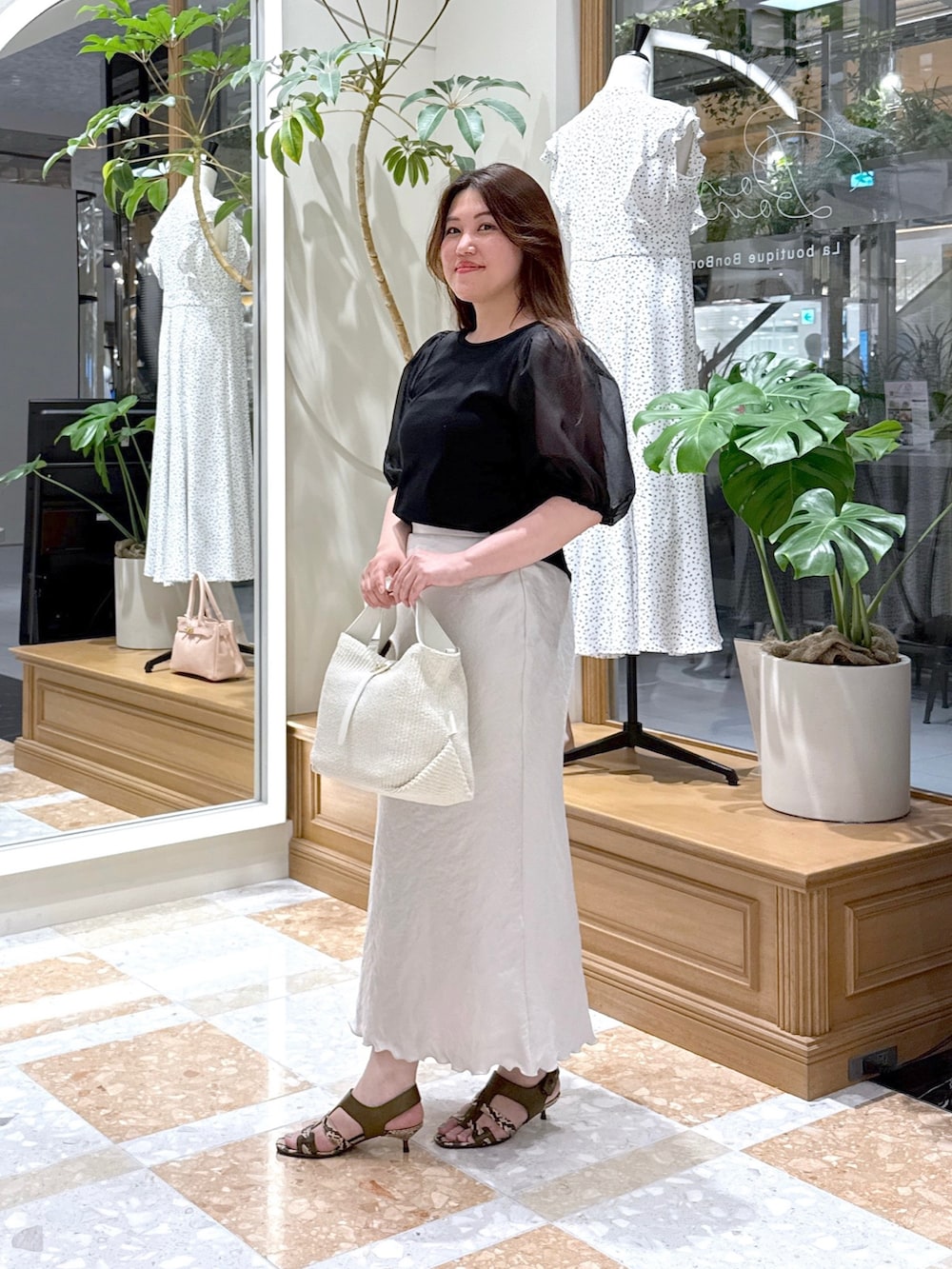 「モノトーン、雨の日コーデ、黒Tシャツ、マーメイドスカート、トートバッグ、きれいめカジュアル、シアートップス、夏コーデ、オトナカワイイ、着回しコーデ、今日のコーデ、きれいめコーディネート、ラクチンコーデ、夏、大人コーデ」｜「La boutique BonBonの【お上品カットソー】シアーボリュームスリーブカットソー（Tシャツ/カットソー、ブラック系）」を使った、takumaさん（骨格ストレート・レディース・160cm）の夏コーディネートの2枚目の写真