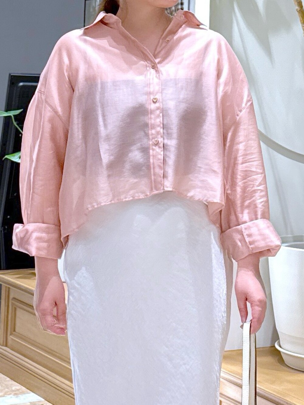「春コーデ、シアートップス、おでかけコーデ、オトナ女子、大人可愛い、春カラー、オトナカジュアル、きれいめカジュアル、タイトスカート、サテンスカート、春服、シアーシャツ、ゆるコーデ、スカートコーデ、シアー」|「La boutique BonBonの【名品・新色登場!】シアークロップドシャツ(シャツ/ブラウス、ピンク系)」を使った、takumaさん(レディース・160cm)の春コーディネートの4枚目の写真