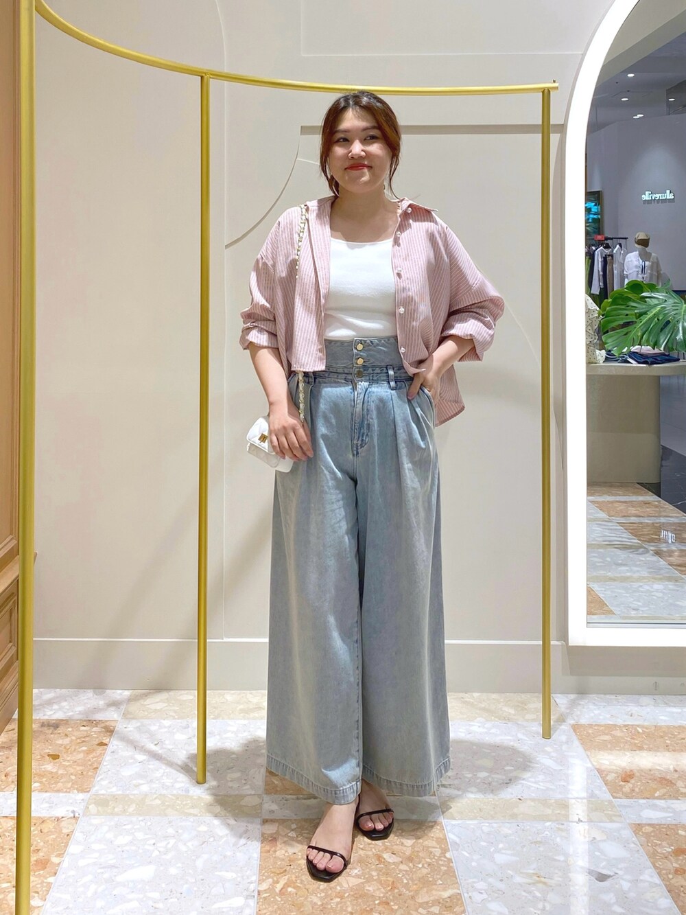 「シンプルスタイル、大人かわいい、ゆるコーデ、キレイめ、オトナ女子、お出かけスタイル、オトナカジュアル、シンプルカジュアル、シンプル、夏コーデ、韓国ファッション、ストライプシャツ、ストライプ、シャツスタイル、デニム」｜「La boutique BonBonのハイウエストバギーデニムパンツ（デニムパンツ、ブルー系）」を使った、takumaさん（骨格ストレート・レディース・160cm）の夏コーディネートの3枚目の写真