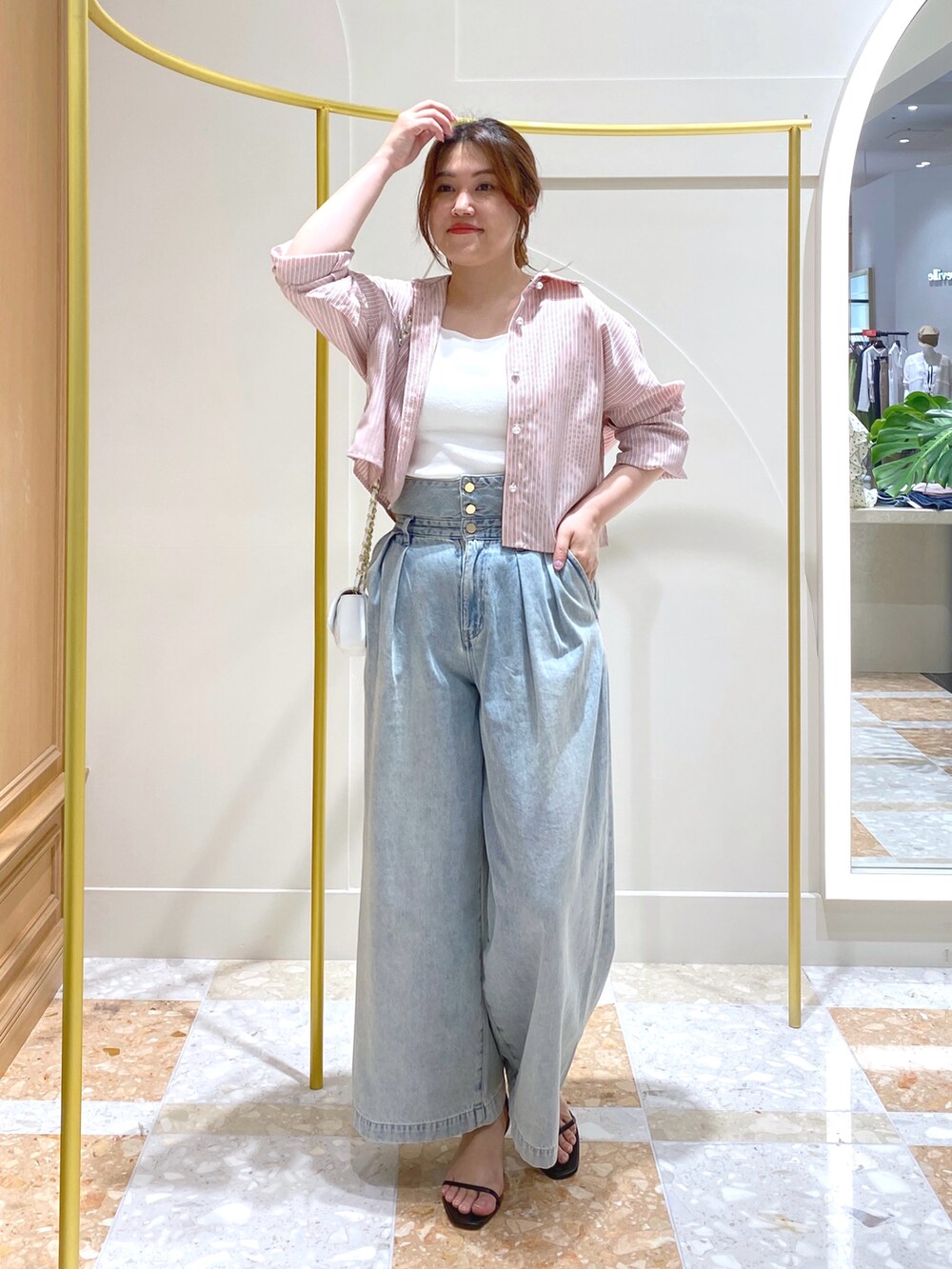「シンプルスタイル、大人かわいい、ゆるコーデ、キレイめ、オトナ女子、お出かけスタイル、オトナカジュアル、シンプルカジュアル、シンプル、夏コーデ、韓国ファッション、ストライプシャツ、ストライプ、シャツスタイル、デニム」｜「La boutique BonBonのハイウエストバギーデニムパンツ（デニムパンツ、ブルー系）」を使った、takumaさん（骨格ストレート・レディース・160cm）の夏コーディネートの2枚目の写真