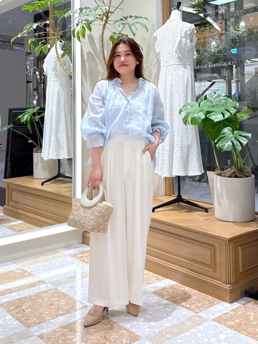 「シンプルスタイル、夏ファッション、パンツコーデ、おでかけコーデ、ブラウスコーデ、淡色女子、オフィススタイル、大人可愛い、淡色コーデ、きれいめカジュアル、シアートップス、夏コーデ、韓国ファッション、シャツスタイル、大人ファッション」｜「La boutique BonBonの【愛されエアリーブラウス】シアーリネン混パール釦リボンブラウス（シャツ/ブラウス、ブルー系）」を使った、takumaさん（骨格ストレート・レディース・160cm）の夏コーディネートの2枚目の写真