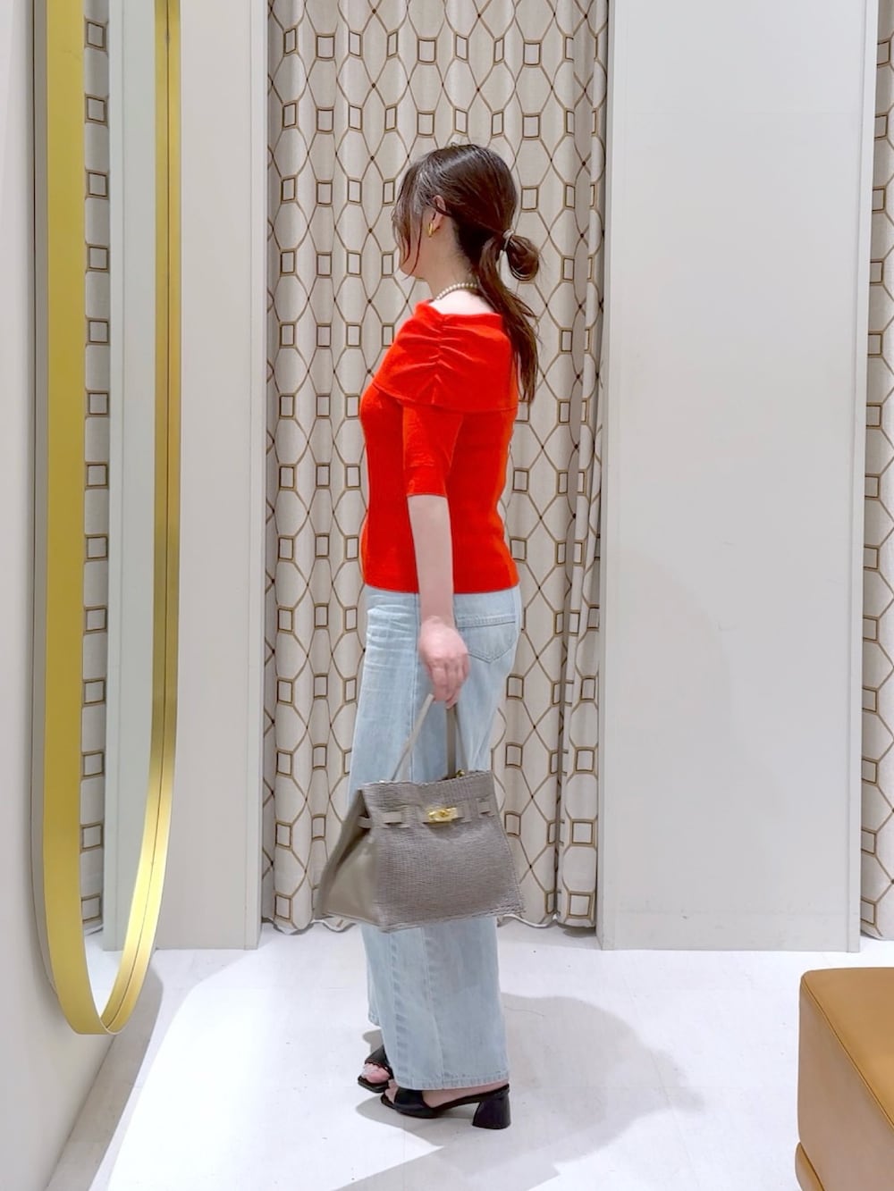 「ワイドパンツ、韓国ファッション、春夏コーデ、シンプルコーデ、きれいめカジュアル、休日スタイル、デニム、お出かけコーデ、雨の日コーデ、大人可愛い、ラクチンコーデ、夏コーデ、オトナカジュアル、赤ニット、赤」｜「La boutique BonBonの【最強美人見え】クールタッチUVオフショルリブニット（ニット/セーター、レッド系）」を使った、takumaさん（骨格ストレート・レディース・160cm）の春コーディネートの4枚目の写真