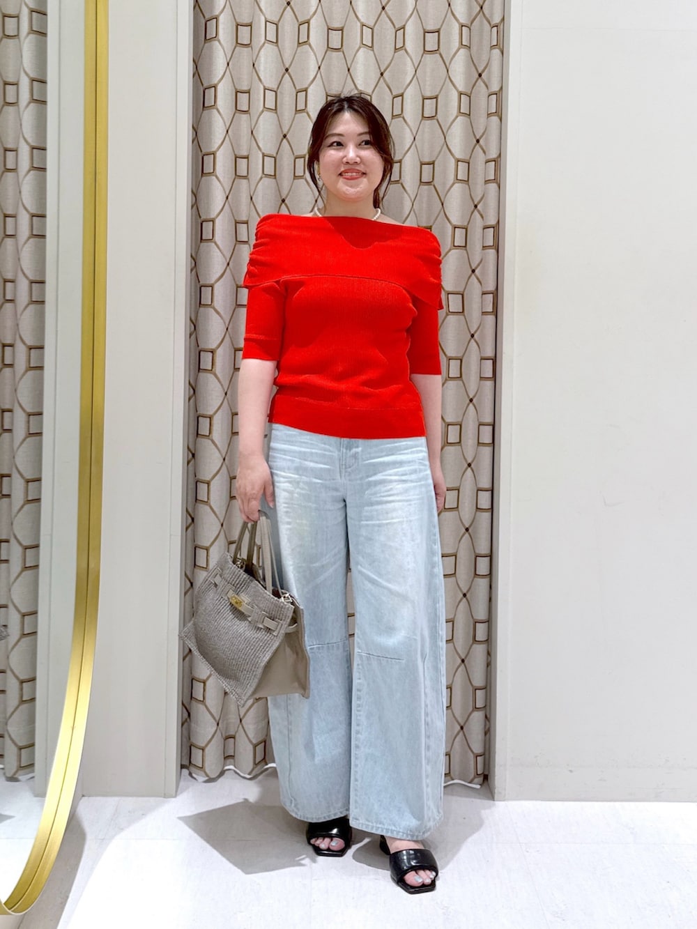 「ワイドパンツ、韓国ファッション、春夏コーデ、シンプルコーデ、きれいめカジュアル、休日スタイル、デニム、お出かけコーデ、雨の日コーデ、大人可愛い、ラクチンコーデ、夏コーデ、オトナカジュアル、赤ニット、赤」｜「La boutique BonBonの【最強美人見え】クールタッチUVオフショルリブニット（ニット/セーター、レッド系）」を使った、takumaさん（骨格ストレート・レディース・160cm）の春コーディネートの2枚目の写真