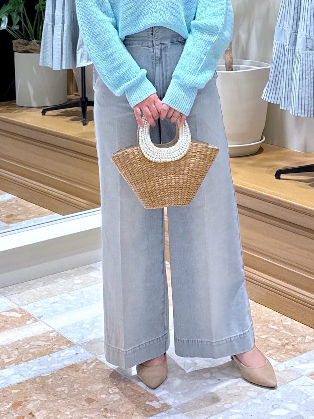 「春コーデ、春めき満開コーデ、オトナ女子、休日スタイル、ラクチンコーデ、お出かけコーデ、ラフコーデ、リラックススタイル、休日、カジュアルガーリー、初夏コーデ、デニムコーデ、レースアップデニム、大人カジュアル、ミントグリーン」｜「La boutique BonBonの【ご好評につき復刻】パールハンドルバスケットS/チェーン付（かごバッグ、ベージュ系）」を使った、takumaさん（レディース・160cm）の春コーディネートの3枚目の写真