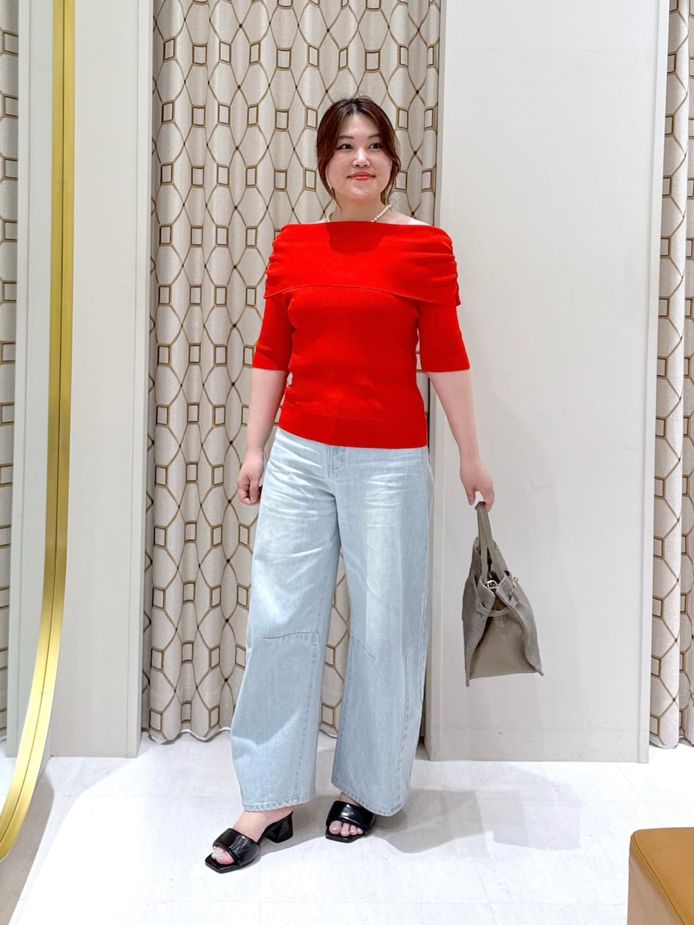 「ワイドパンツ、韓国ファッション、春夏コーデ、シンプルコーデ、きれいめカジュアル、休日スタイル、デニム、お出かけコーデ、雨の日コーデ、大人可愛い、ラクチンコーデ、夏コーデ、オトナカジュアル、赤ニット、赤」｜「La boutique BonBonの【最強美人見え】クールタッチUVオフショルリブニット（ニット/セーター、レッド系）」を使った、takumaさん（骨格ストレート・レディース・160cm）の春コーディネートの3枚目の写真