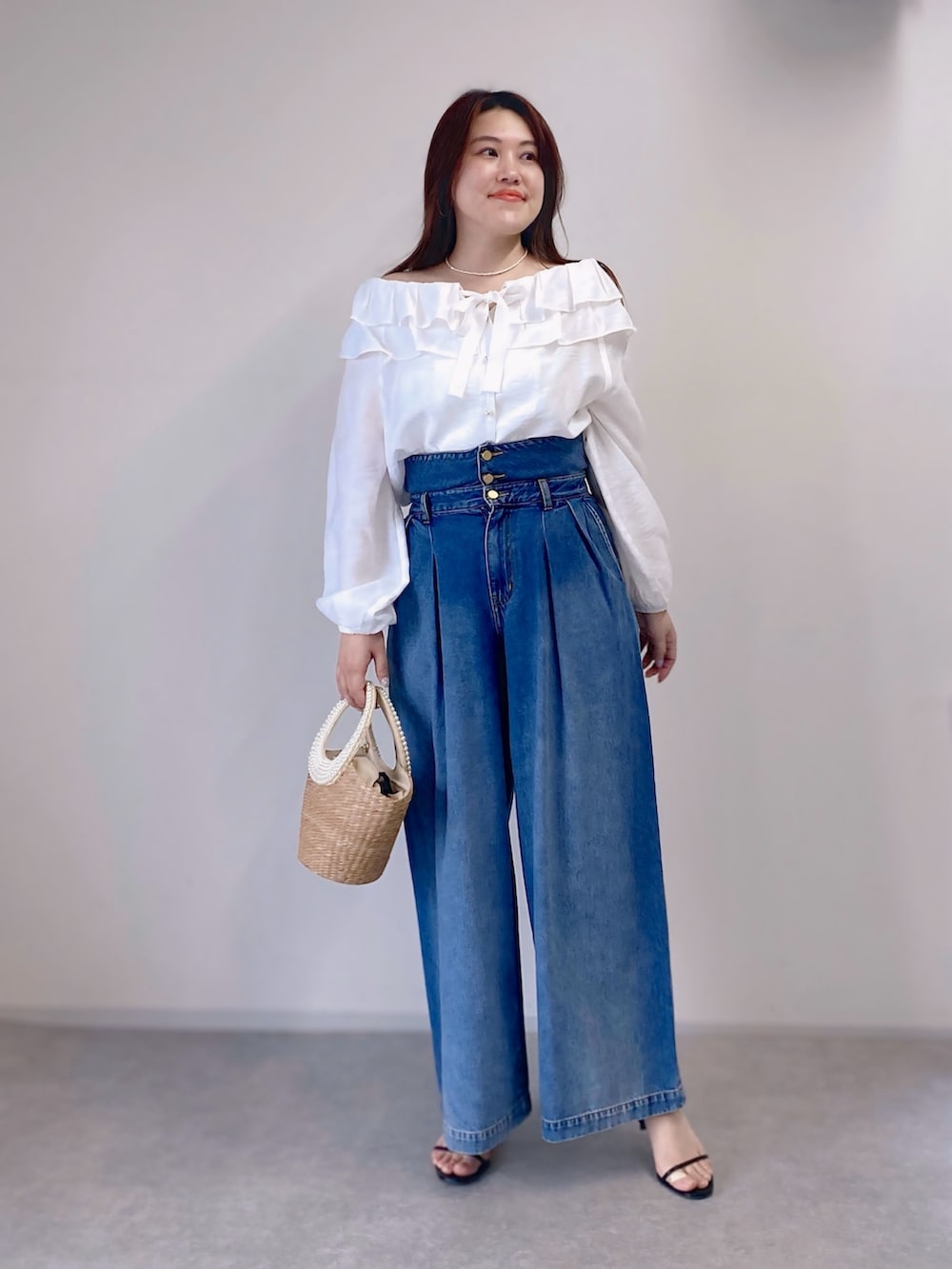 「リボン、大人カジュアル、デートコーデ、お出かけコーデ、春夏コーデ、シンプルコーデ、シンプルスタイル、オトナカジュアル、大人可愛い、カジュアルスタイル、女子会コーデ、オトナ女子、40代ファッション、かごバッグ、ハイウエストデニム」｜「La boutique BonBonの【ホワイト復刻！新色登場】ギャザーフリルリボンブラウス（シャツ/ブラウス、ホワイト系）」を使った、takumaさん（骨格ストレート・レディース・160cm）の春コーディネートの3枚目の写真