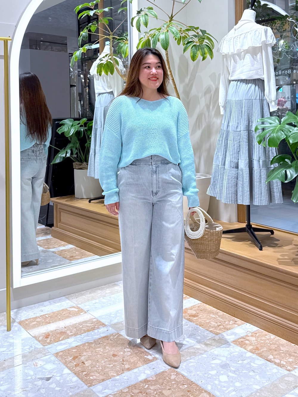 「春コーデ、春めき満開コーデ、オトナ女子、休日スタイル、ラクチンコーデ、お出かけコーデ、ラフコーデ、リラックススタイル、休日、カジュアルガーリー、初夏コーデ、デニムコーデ、レースアップデニム、大人カジュアル、ミントグリーン」｜「La boutique BonBonの【ご好評につき復刻】パールハンドルバスケットS/チェーン付（かごバッグ、ベージュ系）」を使った、takumaさん（レディース・160cm）の春コーディネートの2枚目の写真