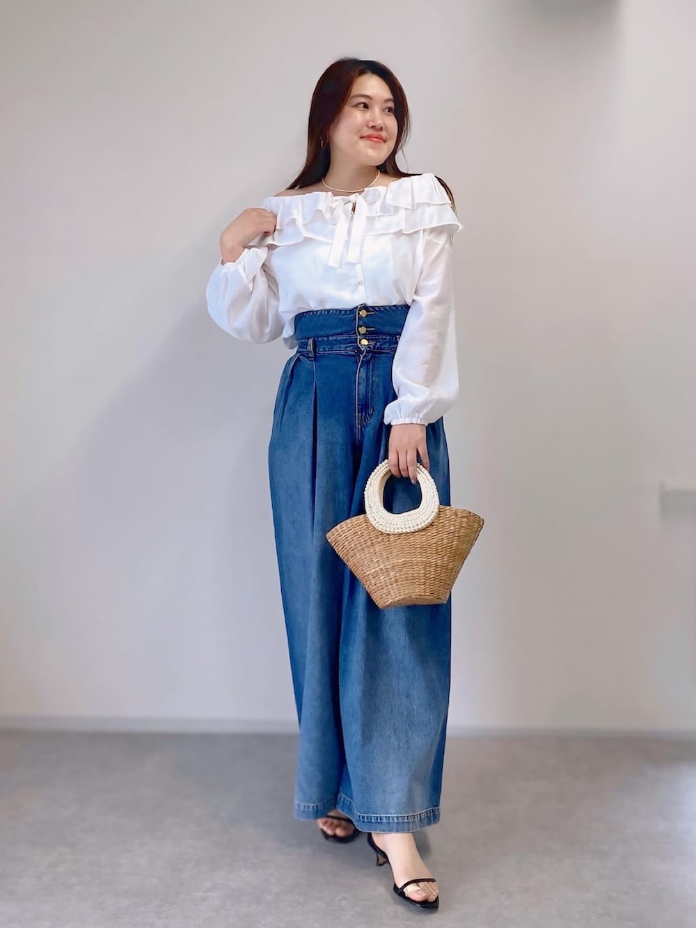 「リボン、大人カジュアル、デートコーデ、お出かけコーデ、春夏コーデ、シンプルコーデ、シンプルスタイル、オトナカジュアル、大人可愛い、カジュアルスタイル、女子会コーデ、オトナ女子、40代ファッション、かごバッグ、ハイウエストデニム」｜「La boutique BonBonの【ホワイト復刻！新色登場】ギャザーフリルリボンブラウス（シャツ/ブラウス、ホワイト系）」を使った、takumaさん（骨格ストレート・レディース・160cm）の春コーディネートの2枚目の写真