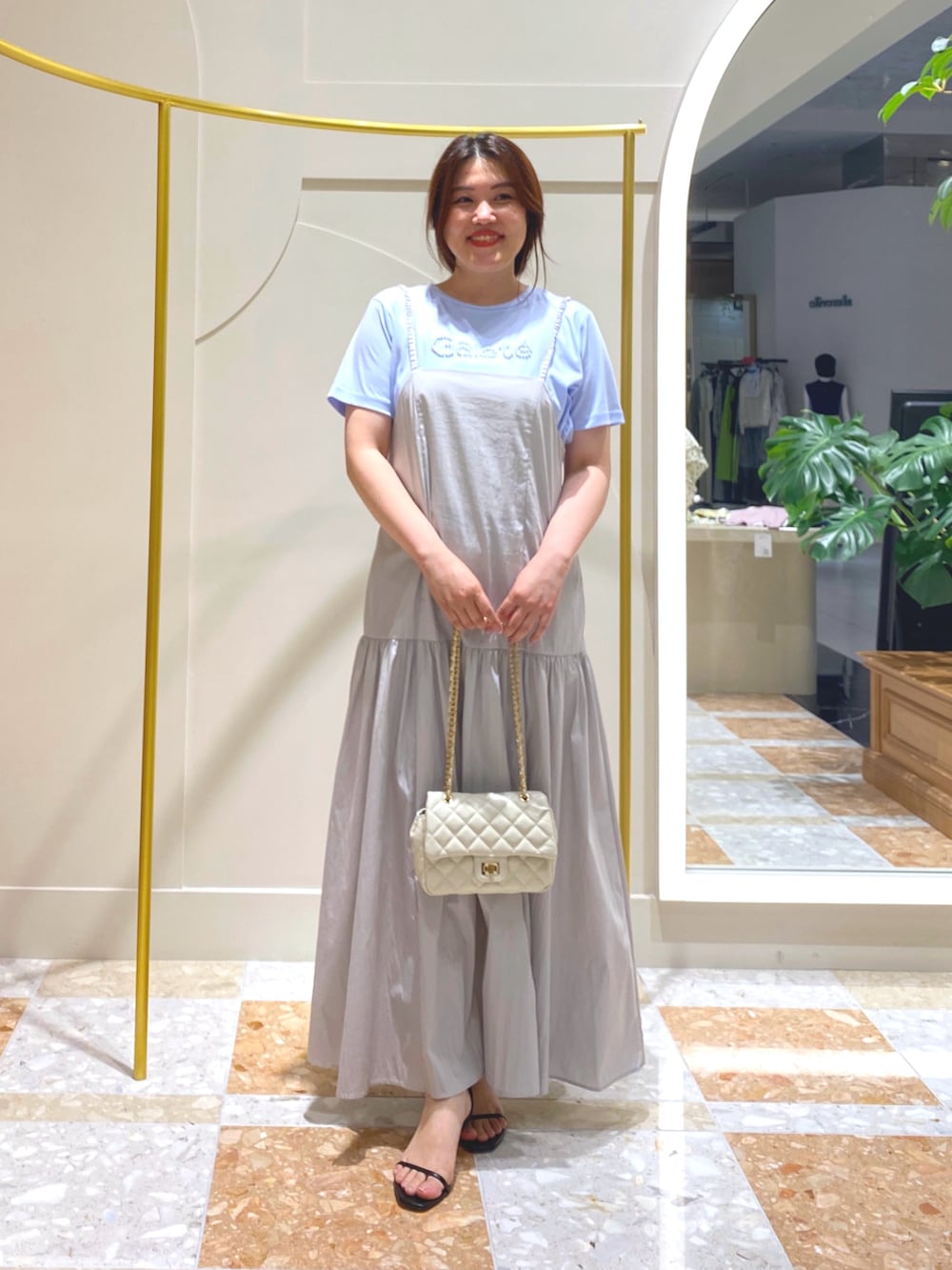 「レイヤードスタイル、夏コーデ、休日スタイル、シンプルスタイル、おでかけコーデ、夏服、ワンピースコーデ、ロングワンピース、ブルー、大人かわいい、アラフォー、ロゴT、キャミワンピ、楽チンコーデ、大人女子」｜「La boutique BonBonの【miki監修カラーあり】ティアードキャミワンピース（ワンピース、グレー系）」を使った、takumaさん（骨格ストレート・レディース・160cm）の夏コーディネートの2枚目の写真