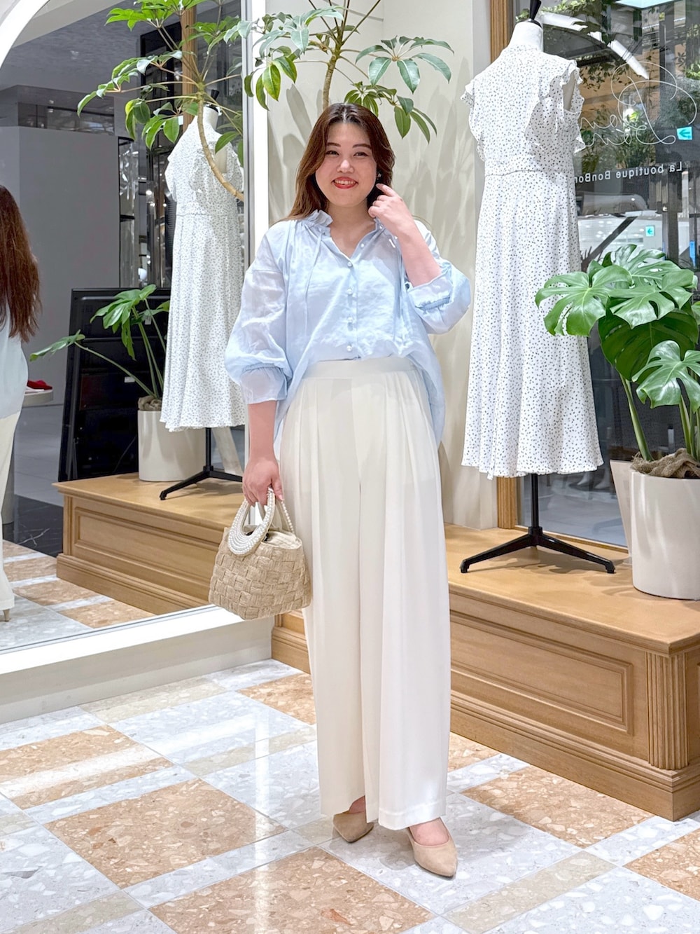 「シンプルスタイル、夏ファッション、パンツコーデ、おでかけコーデ、ブラウスコーデ、淡色女子、オフィススタイル、大人可愛い、淡色コーデ、きれいめカジュアル、シアートップス、夏コーデ、韓国ファッション、シャツスタイル、大人ファッション」｜「La boutique BonBonの【愛されエアリーブラウス】シアーリネン混パール釦リボンブラウス（シャツ/ブラウス、ブルー系）」を使った、takumaさん（骨格ストレート・レディース・160cm）の夏コーディネートの4枚目の写真