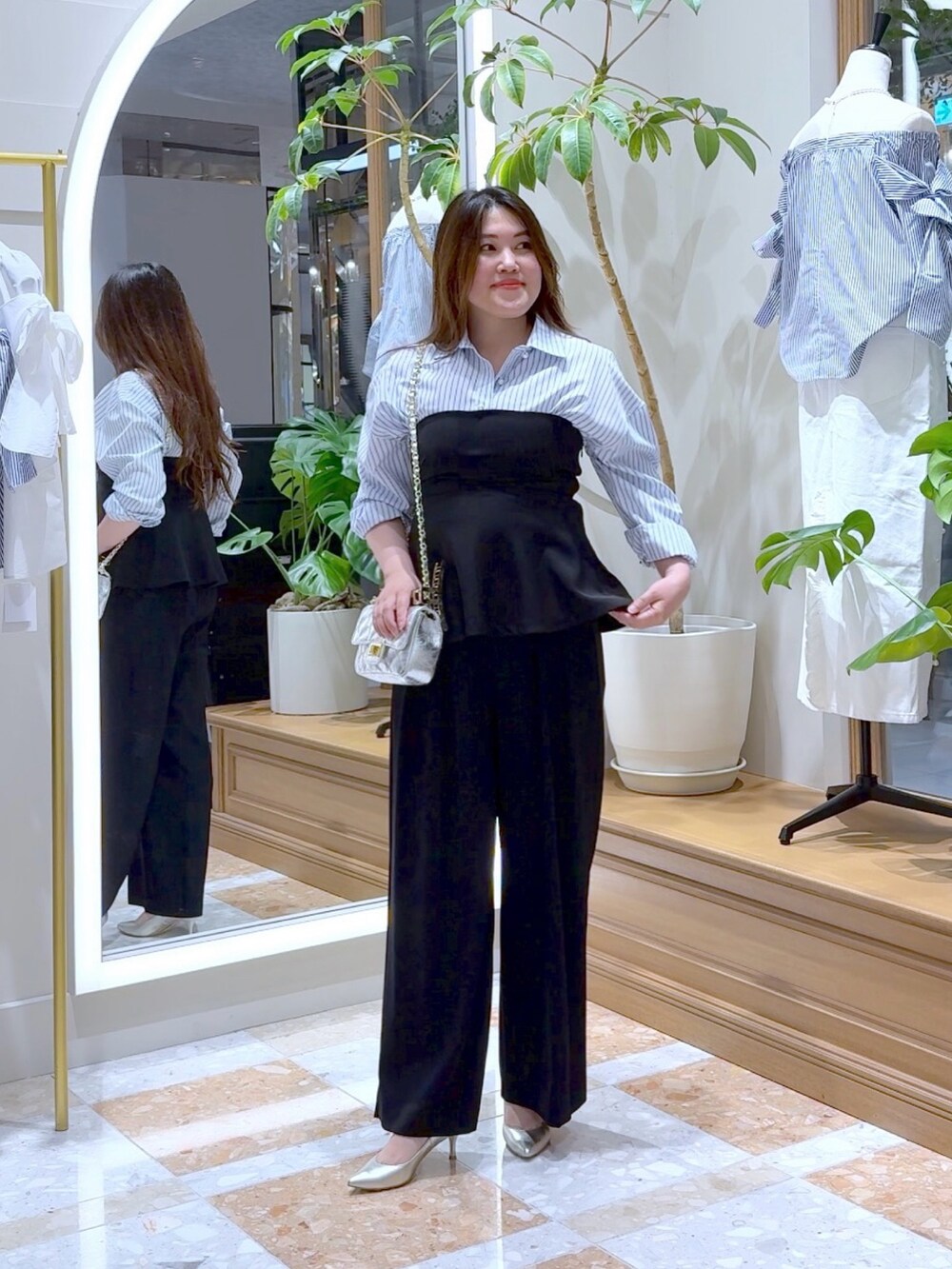 「レイヤードスタイル、春コーデ、大人カジュアル、ビスチェ、フレアパンツ、スポーツミックス、ストライプシャツ、韓国ファッション、休日スタイル、デートコーデ、お出かけコーデ、大人コーデ、シンプルスタイル、シャツスタイル、ストライプ」|「La boutique BonBonの【人気スタッフmiki監修】レースアップビスチェ(シャツ/ブラウス、ブラック系)」を使った、takumaさん(レディース・160cm)の春コーディネートの2枚目の写真