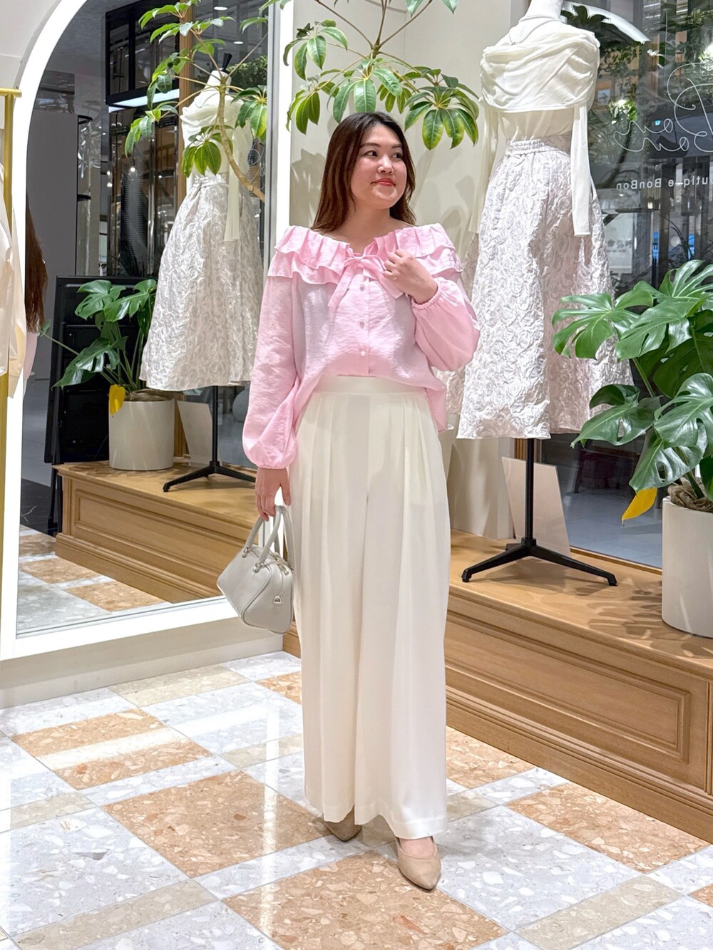 「春コーデ、春めき満開コーデ、ラクチンコーデ、休日、休日スタイル、シンプルスタイル、お出かけコーデ、シャツ/ブラウス、オトナ女子、ラフコーデ、リラックススタイル、カジュアルガーリー、大人女子、ピンクコーデ、大人フェミニン」｜「La boutique BonBonの【ホワイト復刻！新色登場】ギャザーフリルリボンブラウス（シャツ/ブラウス、ピンク系）」を使った、takumaさん（レディース・160cm）の春コーディネートの2枚目の写真