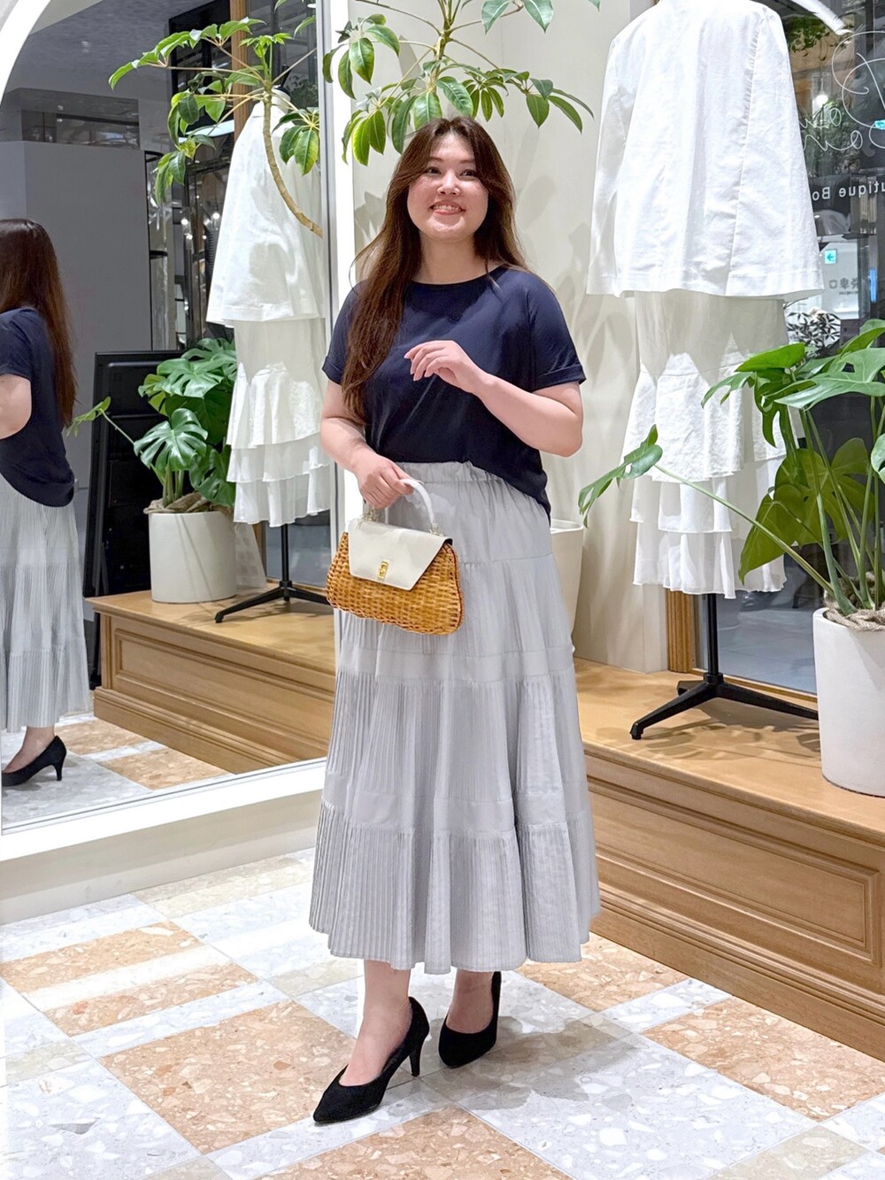 「大人カジュアル、デートコーデ、お出かけコーデ、春夏コーデ、シンプルコーデ、オトナ女子、オトナカジュアル、大人可愛い、シンプルスタイル、Tシャツコーデ、夏、スカートコーデ、Tシャツ、ネイビー、ネイビーコーデ」｜「La boutique BonBonの【名品・二の腕すっきり見え】ターンバックスリーブカットソー（Tシャツ/カットソー、ブルー系）」を使った、takumaさん（骨格ストレート・レディース・160cm）の春コーディネートの2枚目の写真
