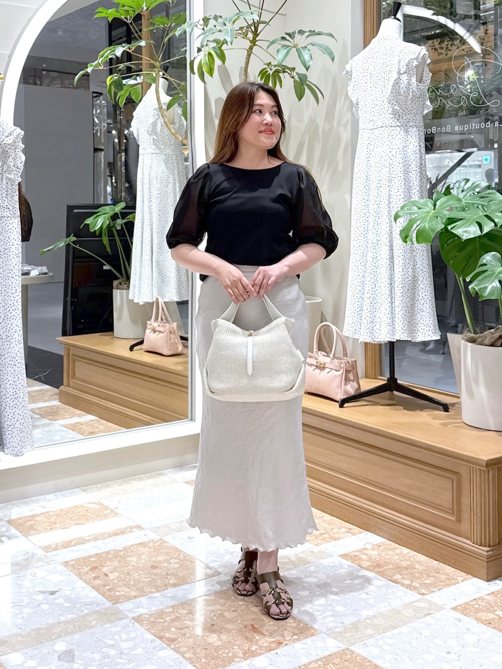 「モノトーン、雨の日コーデ、黒Tシャツ、マーメイドスカート、トートバッグ、きれいめカジュアル、シアートップス、夏コーデ、オトナカワイイ、着回しコーデ、今日のコーデ、きれいめコーディネート、ラクチンコーデ、夏、大人コーデ」｜「La boutique BonBonの【お上品カットソー】シアーボリュームスリーブカットソー（Tシャツ/カットソー、ブラック系）」を使った、takumaさん（骨格ストレート・レディース・160cm）の夏コーディネートの3枚目の写真
