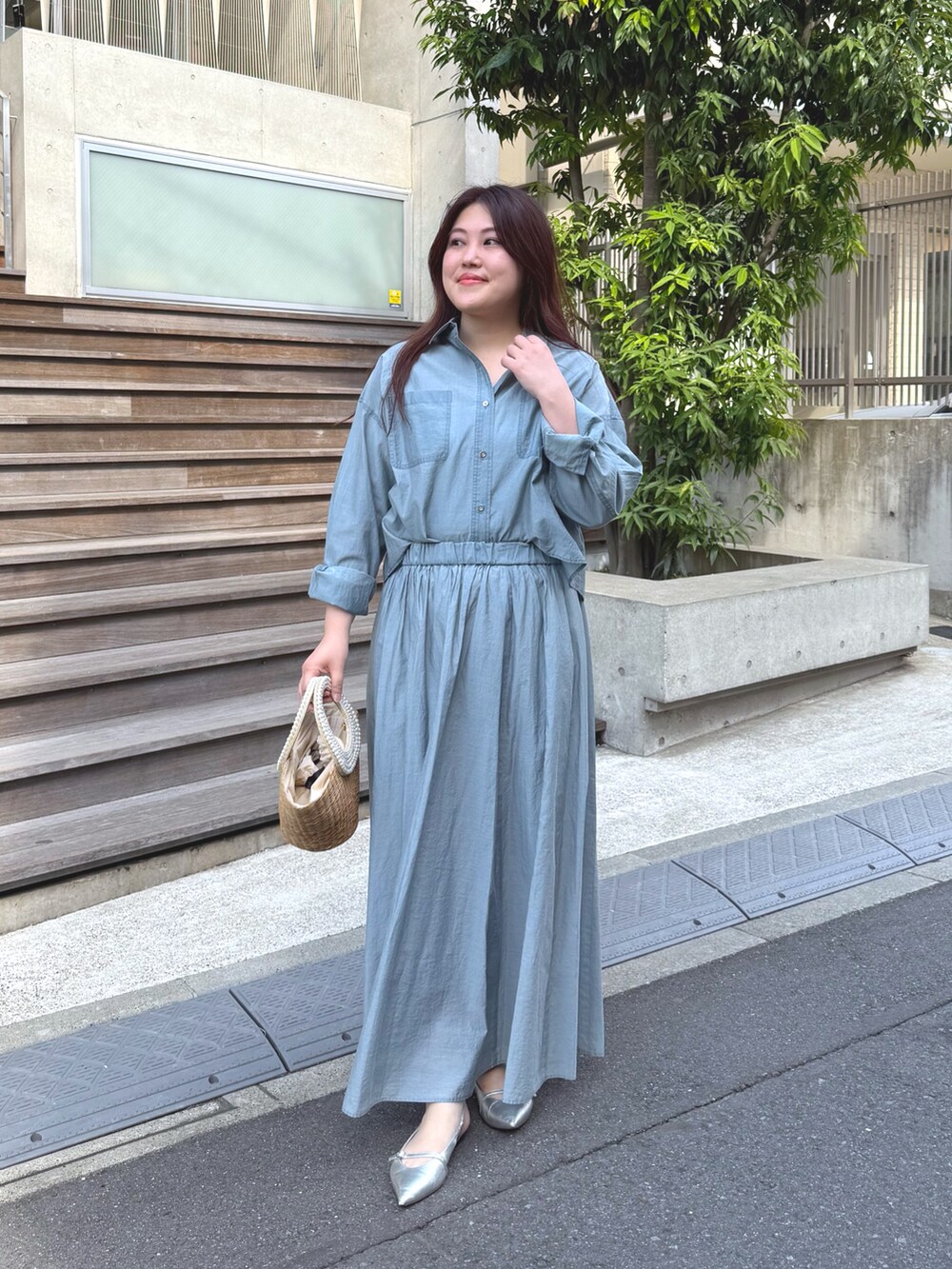 「セットアップ、大人カジュアル、最近のいい感じコーデ、お出かけコーデ、シアートップス、春夏コーデ、シンプルコーデ、きれいめカジュアル、休日スタイル、韓国ファッション、デニム、オトナカワイイ、着回しコーデ、ラクチンコーデ、きれいめコーディネート」｜「La boutique BonBonの【セットアップ可】シアーデニムギャザーロングスカート（スカート、ブルー系）」を使った、takumaさん（骨格ストレート・レディース・160cm）の春コーディネートの2枚目の写真