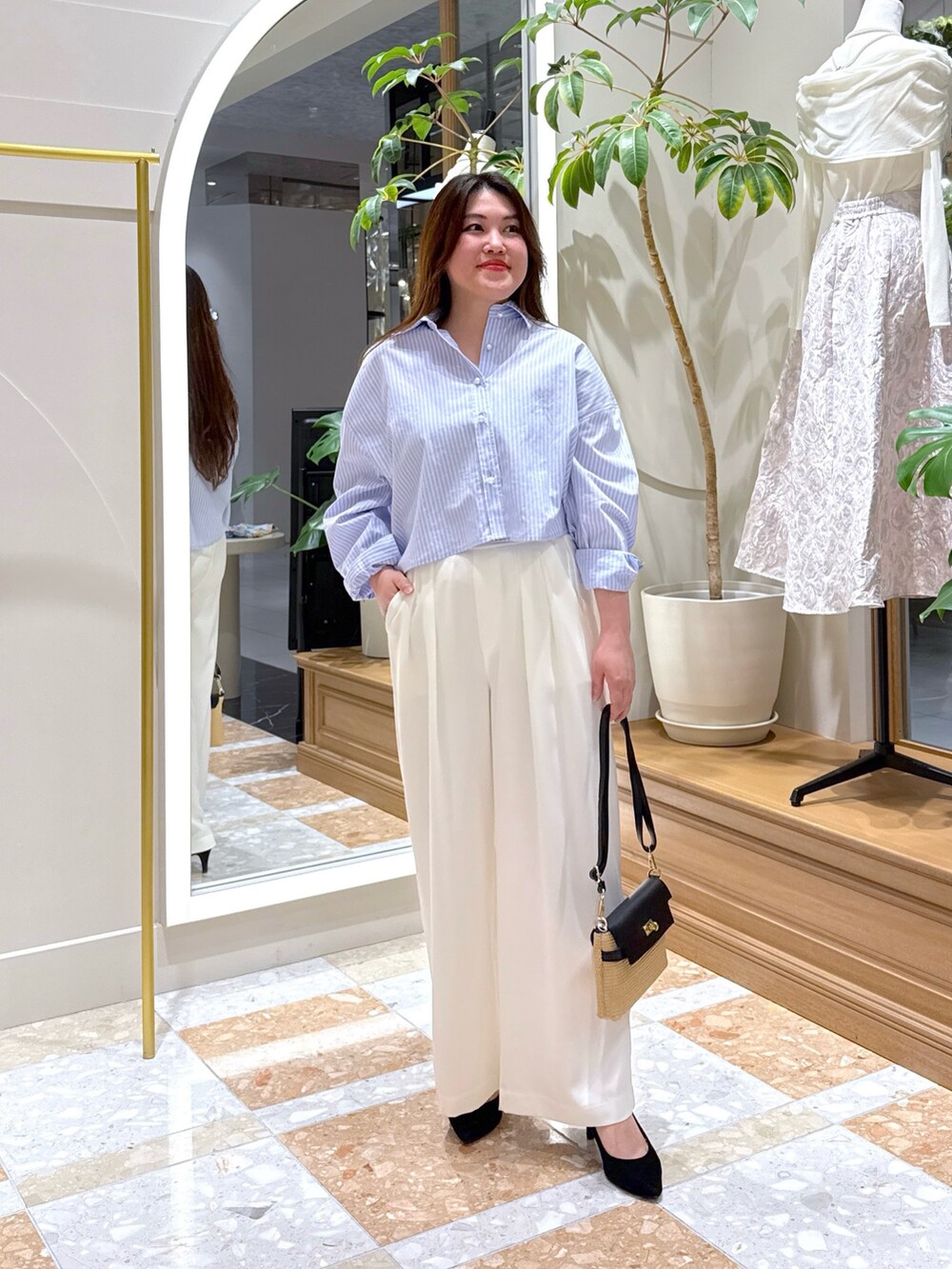「春色、春めき満開コーデ、ストライプシャツ、淡色コーデ、韓国ファッション、休日スタイル、お出かけコーデ、お出かけスタイル、リラックススタイル、キレイめコーデ、大人かわいい、シャツコーデ、クロップドトップス、春服みてみて、パンツコーデ」｜「La boutique BonBonの【オウレンティ】コンビショルダーバッグ（トートバッグ、ブラック系）」を使った、takumaさん（骨格ストレート・レディース・160cm）の春コーディネートの2枚目の写真