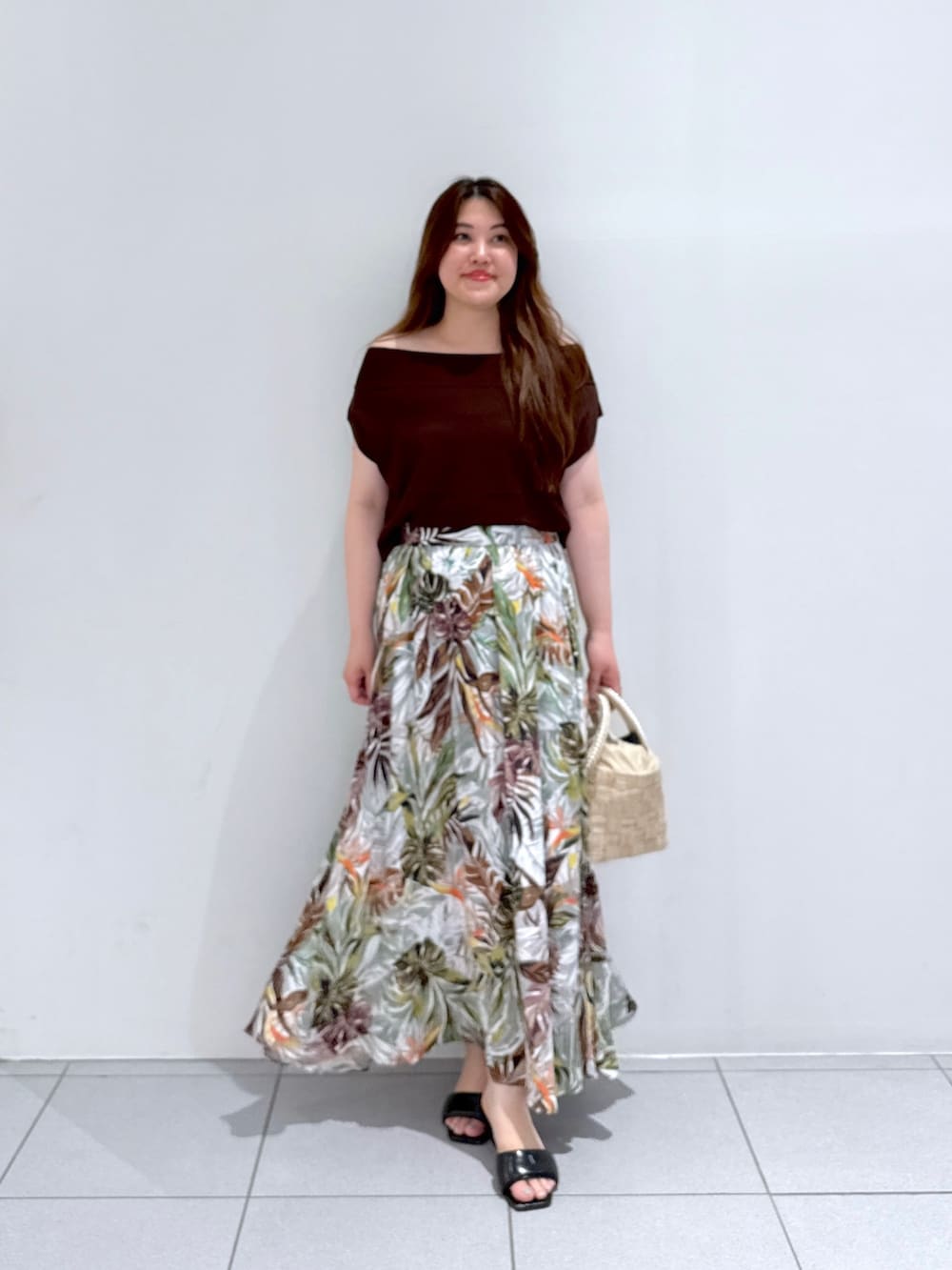 「夏コーデ、韓国ファッション、デートコーデ、ロングスカート、きれいめカジュアル、お出かけコーデ、大人コーデ、大人かわいい、かごバッグ、ブラウンコーデ、リゾートコーデ、柄スカート、オフショル、フレンチスリーブ、サンダル」｜「La boutique BonBonの【大人プリント】リゾートリーフプリントギャザースカート（スカート、グリーン系）」を使った、takumaさん（骨格ストレート・レディース・160cm）の夏コーディネートの4枚目の写真