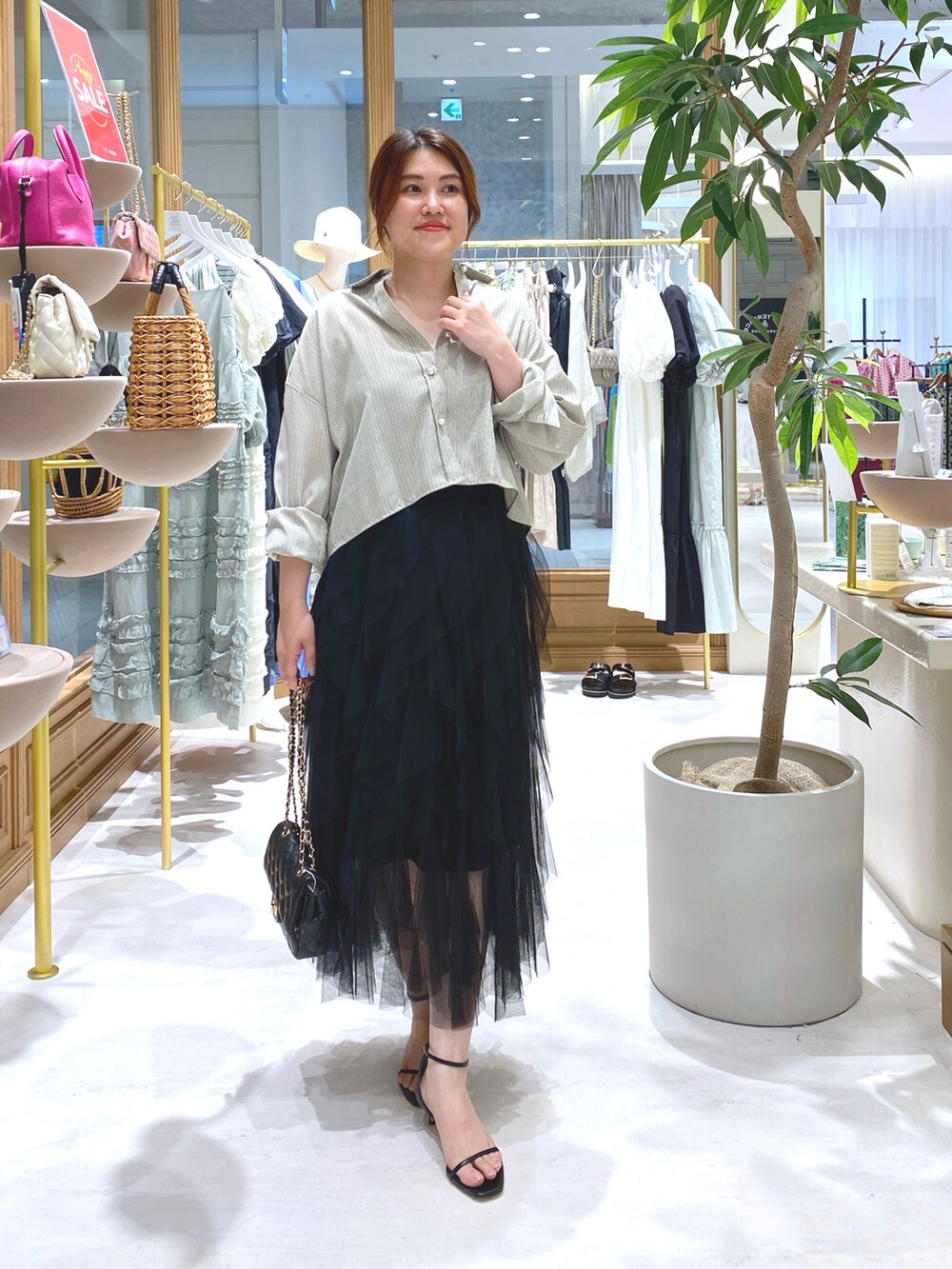 「おでかけコーデ、休日スタイル、ベージュ、大人かわいい、夏コーデ、サンダル、シンプル、キレイめカジュアル、休日コーデ、チュールスカート、ストライプ、ストライプシャツ、韓国ファッション、大人ガーリー、大人女子」｜「La boutique BonBonの【ZOZO限定カラー】ストライプクロップドシャツ（シャツ/ブラウス、ベージュ系）」を使った、takumaさん（骨格ストレート・レディース・160cm）の夏コーディネートの2枚目の写真