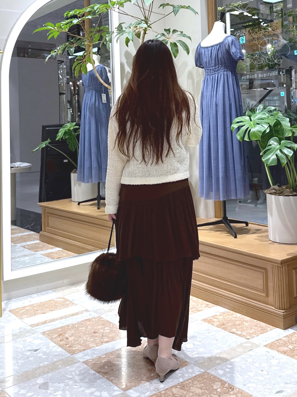「ブラウン、着こなしのちょこっとテク、お出かけコーデ、ロングスカート、デートコーデ、休日スタイル、韓国ファッション、きれいめカジュアル、シンプルコーデ、秋先取りコーデ、大人かわいい、秋服準備はじめました、イレヘムスカート、カーディガン、テーマパークコーデ」｜「La boutique BonBonの【清涼感あり】ペーパーニットジャケットカーディガン（カーディガン/ボレロ、ホワイト系）」を使った、takumaさん（骨格ストレート・レディース・160cm）の夏コーディネートの4枚目の写真