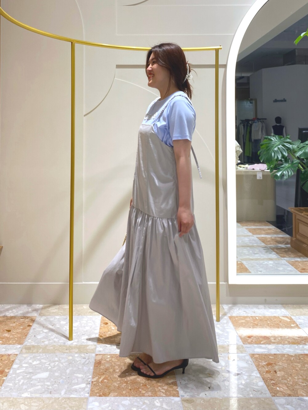 「レイヤードスタイル、夏コーデ、休日スタイル、シンプルスタイル、おでかけコーデ、夏服、ワンピースコーデ、ロングワンピース、ブルー、大人かわいい、アラフォー、ロゴT、キャミワンピ、楽チンコーデ、大人女子」｜「La boutique BonBonの【miki監修カラーあり】ティアードキャミワンピース（ワンピース、グレー系）」を使った、takumaさん（骨格ストレート・レディース・160cm）の夏コーディネートの3枚目の写真