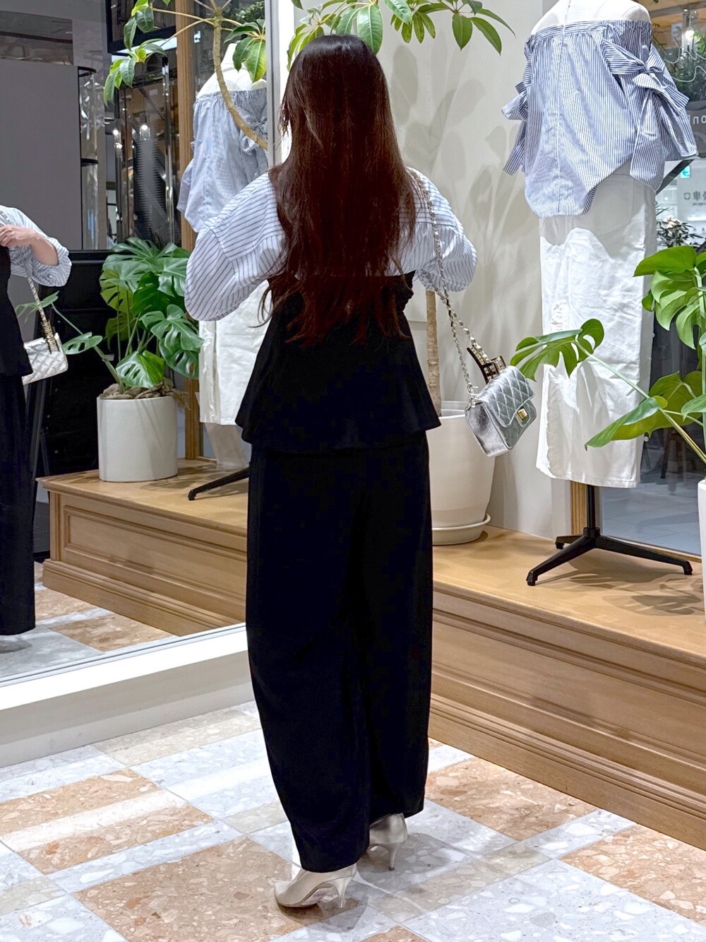 「レイヤードスタイル、春コーデ、大人カジュアル、ビスチェ、フレアパンツ、スポーツミックス、ストライプシャツ、韓国ファッション、休日スタイル、デートコーデ、お出かけコーデ、大人コーデ、シンプルスタイル、シャツスタイル、ストライプ」|「La boutique BonBonの【人気スタッフmiki監修】レースアップビスチェ(シャツ/ブラウス、ブラック系)」を使った、takumaさん(レディース・160cm)の春コーディネートの3枚目の写真