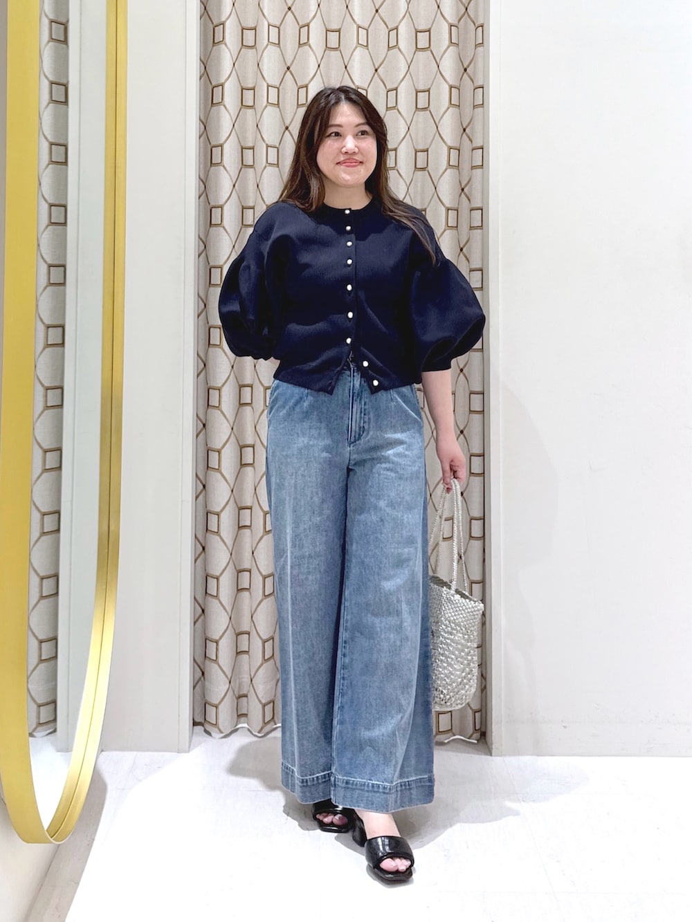 「デニム、夏ルックで気分アップ、シンプルコーデ、きれいめカジュアル、夏コーデ、韓国ファッション、サンダル、お出かけコーデ、ラクチンコーデ、きれいめコーデ、キレイめカジュアル、オトナカジュアル、40代ファッション、カーディガン、テーマパークコーデ」｜「La boutique BonBonの【好評ににつき復刻！・前後2WAY】パールぽわんとスリーブニットカーディガン（カーディガン/ボレロ、ブルー系）」を使った、takumaさん（骨格ストレート・レディース・160cm）の夏コーディネートの2枚目の写真