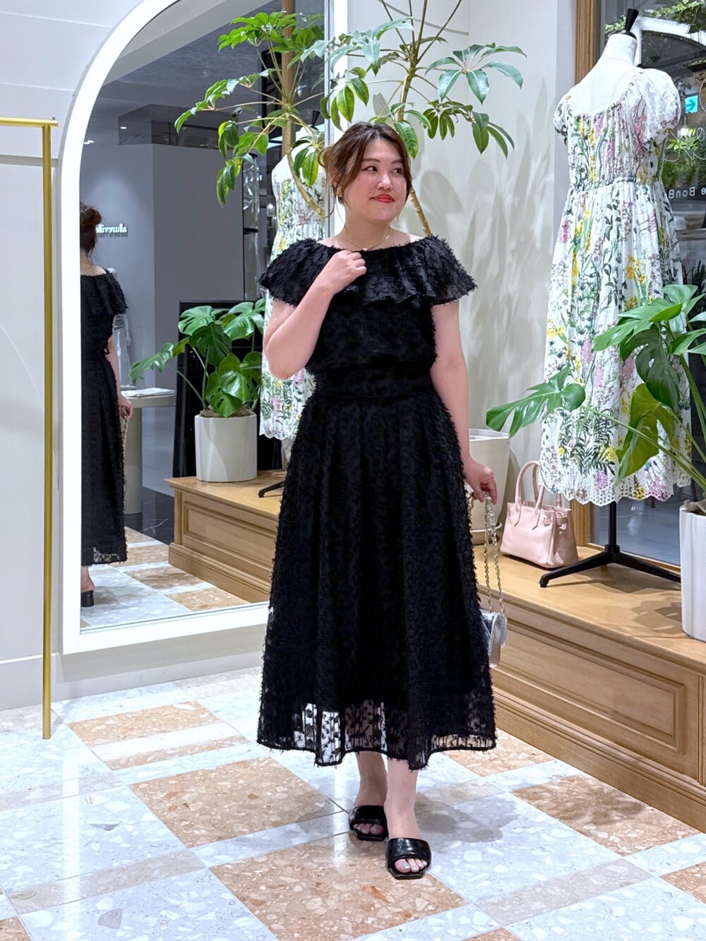 「シンプルコーデ、韓国ファッション、きれいめカジュアル、休日スタイル、シアートップス、お出かけコーデ、雨の日コーデ、デートコーデ、大人ファッション、大人コーデ、オトナカジュアル、大人ガーリー、きれいめコーデ、夏服、セットアップ」｜「La boutique BonBonの【セットアップ可・最強愛され】カットジャガードフリルカラーブラウス（シャツ/ブラウス、ブラック系）」を使った、takumaさん（骨格ストレート・レディース・160cm）の春コーディネートの2枚目の写真
