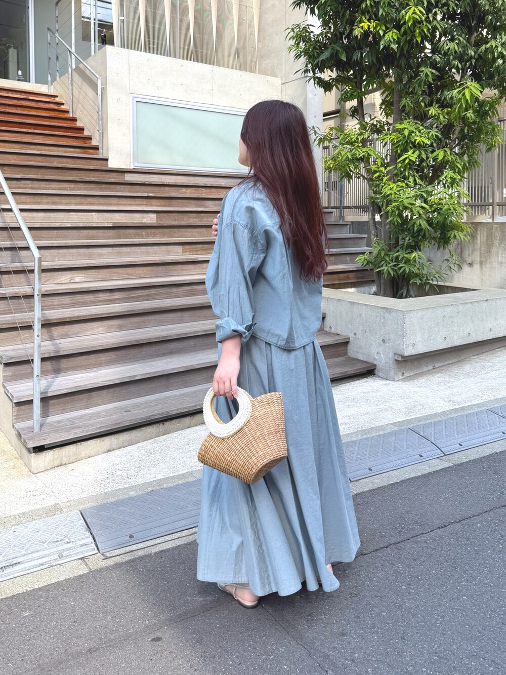 「セットアップ、大人カジュアル、最近のいい感じコーデ、お出かけコーデ、シアートップス、春夏コーデ、シンプルコーデ、きれいめカジュアル、休日スタイル、韓国ファッション、デニム、オトナカワイイ、着回しコーデ、ラクチンコーデ、きれいめコーディネート」｜「La boutique BonBonの【セットアップ可】シアーデニムギャザーロングスカート（スカート、ブルー系）」を使った、takumaさん（骨格ストレート・レディース・160cm）の春コーディネートの4枚目の写真