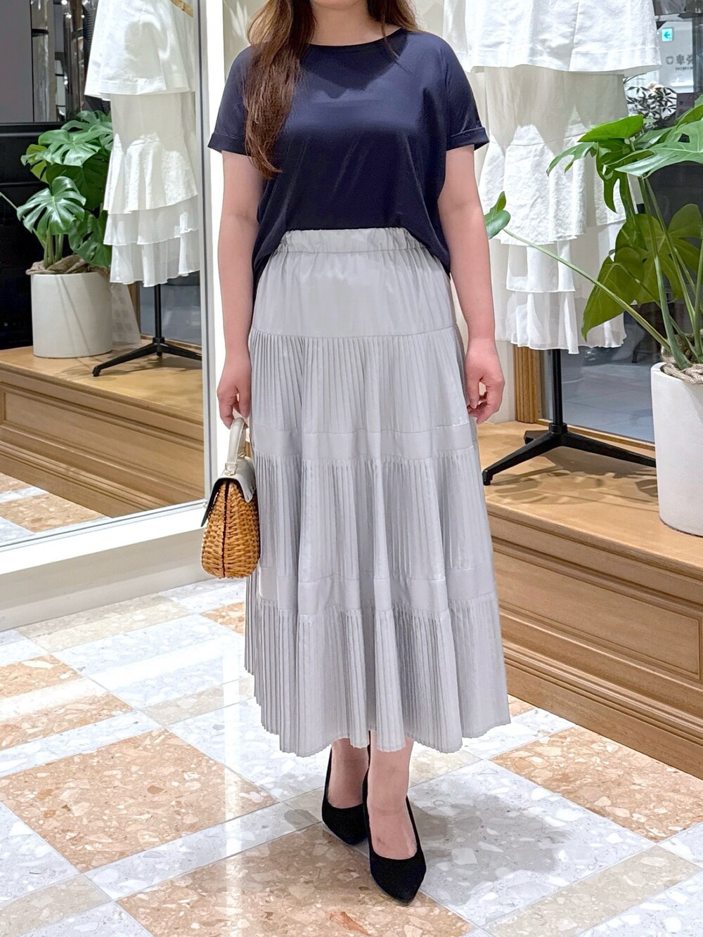 「大人カジュアル、デートコーデ、お出かけコーデ、春夏コーデ、シンプルコーデ、オトナ女子、オトナカジュアル、大人可愛い、シンプルスタイル、Tシャツコーデ、夏、スカートコーデ、Tシャツ、ネイビー、ネイビーコーデ」｜「La boutique BonBonの【名品・二の腕すっきり見え】ターンバックスリーブカットソー（Tシャツ/カットソー、ブルー系）」を使った、takumaさん（骨格ストレート・レディース・160cm）の春コーディネートの4枚目の写真