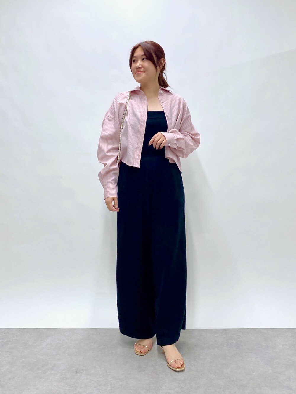 「春コーデ、オトナカジュアル、休日スタイル、大人コーデ、シャツスタイル、オールインワン、お出かけコーデ、今日のコーデ、シンプルコーデ、きれいめカジュアル、パンツコーデ、着回しコーデ、40代ファッション、ストライプシャツ、シンプル」｜「La boutique BonBonの【ZOZO限定カラー】ストライプクロップドシャツ（シャツ/ブラウス、ピンク系）」を使った、takumaさん（骨格ストレート・レディース・160cm）の冬コーディネートの2枚目の写真
