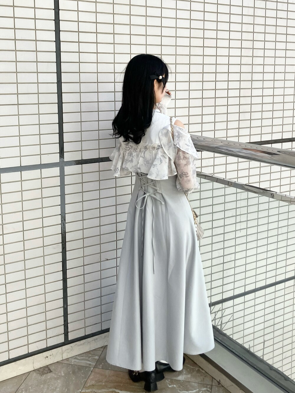 グレー系のワンピース、ベージュ系のショルダーバッグを着用したレディースの春コーディネートの3枚目の写真