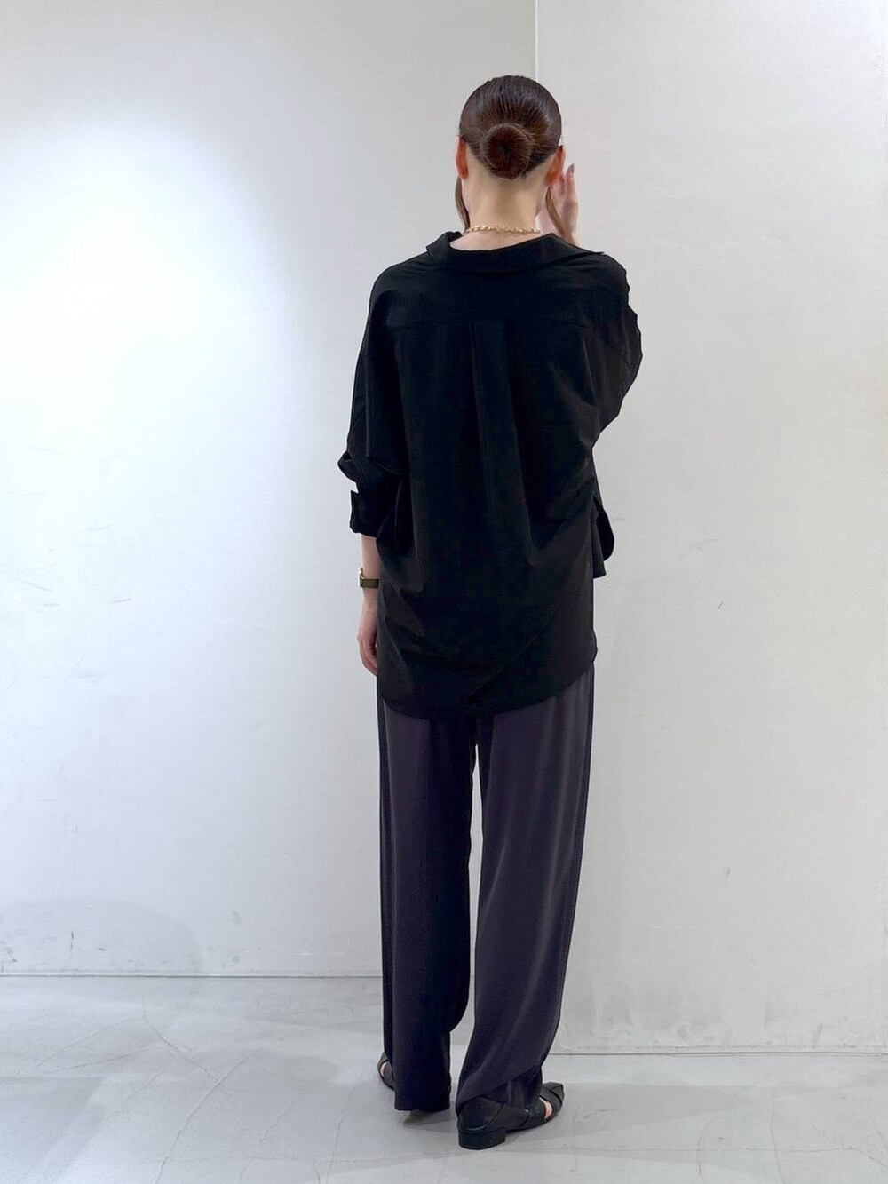 グレー系のスラックス、ブラック系のシャツ/ブラウス、ブラウン系のメガネを着用したレディースの夏コーディネートの4枚目の写真