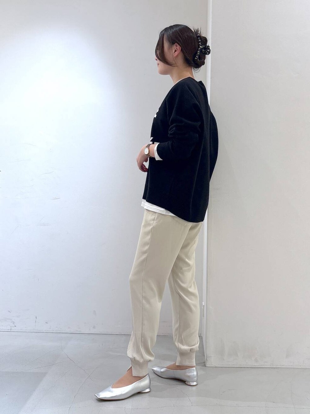 ホワイト系のTシャツ/カットソー、ブラック系のニット/セーター、ホワイト系のその他パンツを着用したレディースの冬コーディネートの3枚目の写真