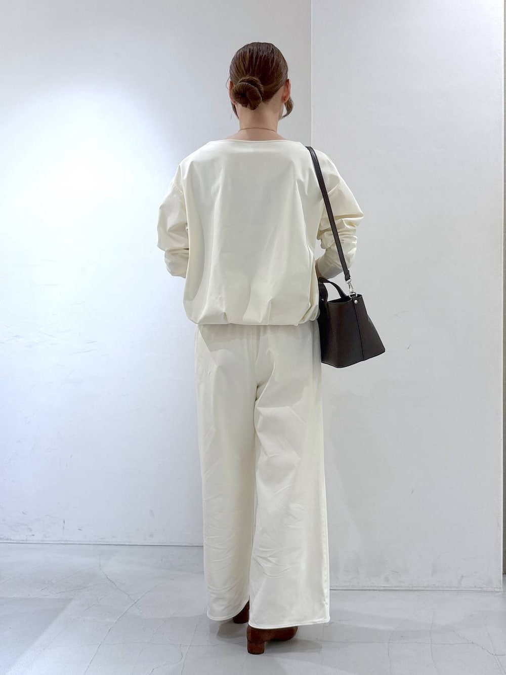 ブラウン系のパンプス、ホワイト系のTシャツ/カットソー、ホワイト系のその他パンツを着用したレディースの秋コーディネートの3枚目の写真