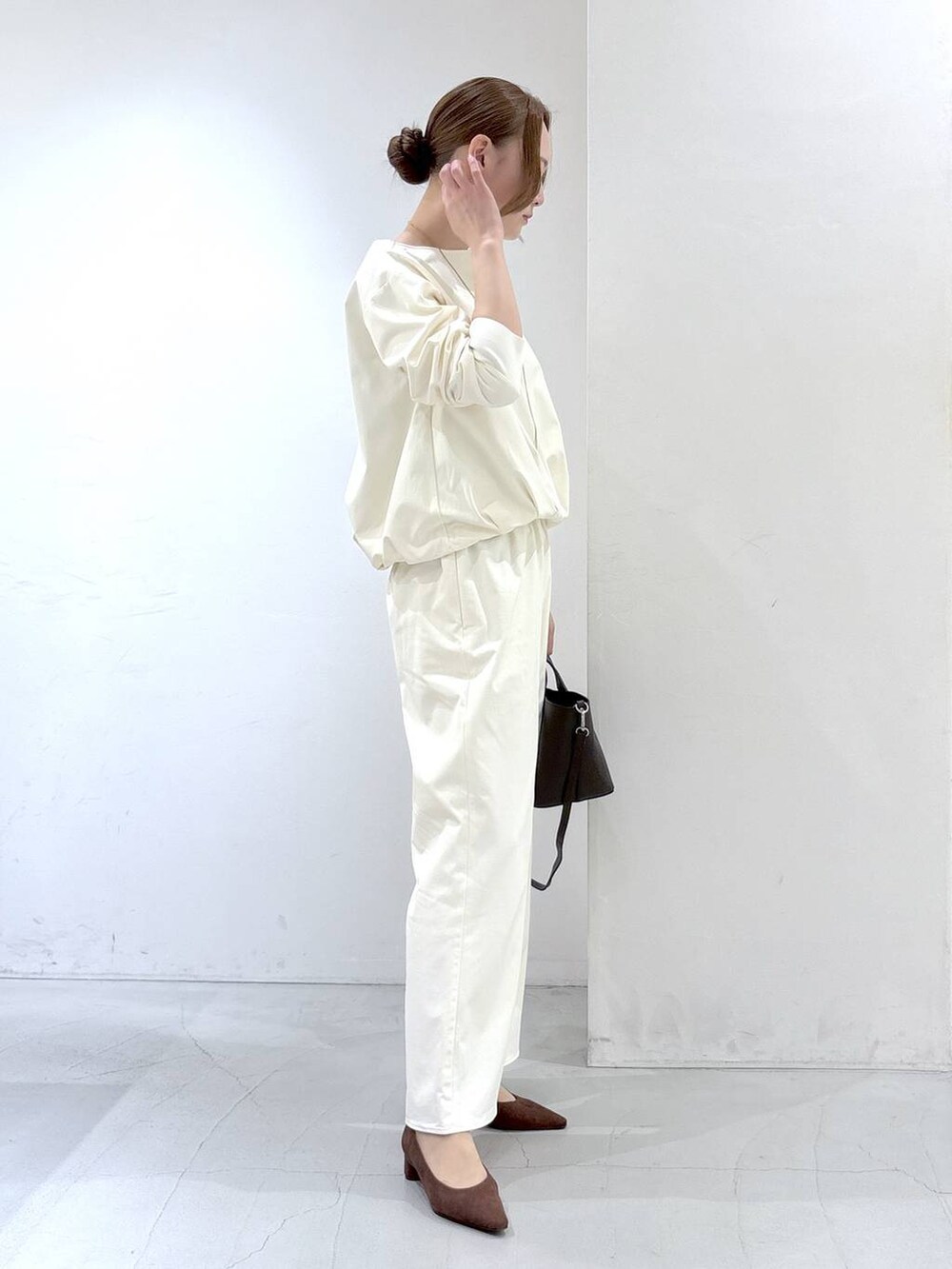 ブラウン系のパンプス、ホワイト系のTシャツ/カットソー、ホワイト系のその他パンツを着用したレディースの秋コーディネートの2枚目の写真