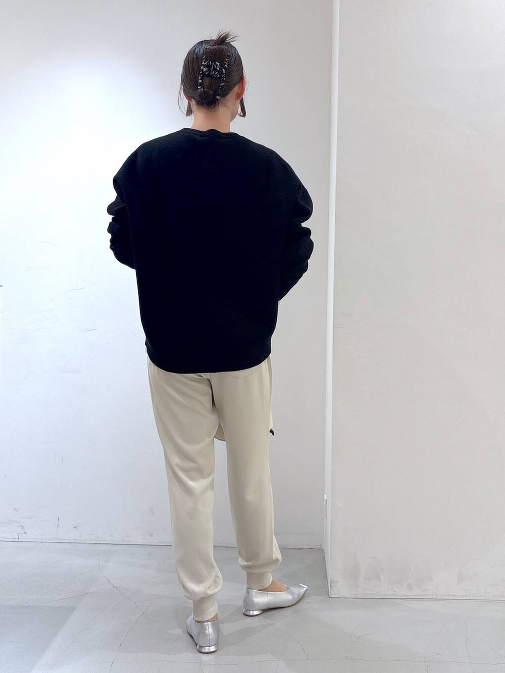 ホワイト系のTシャツ/カットソー、ブラック系のニット/セーター、ホワイト系のその他パンツを着用したレディースの冬コーディネートの4枚目の写真