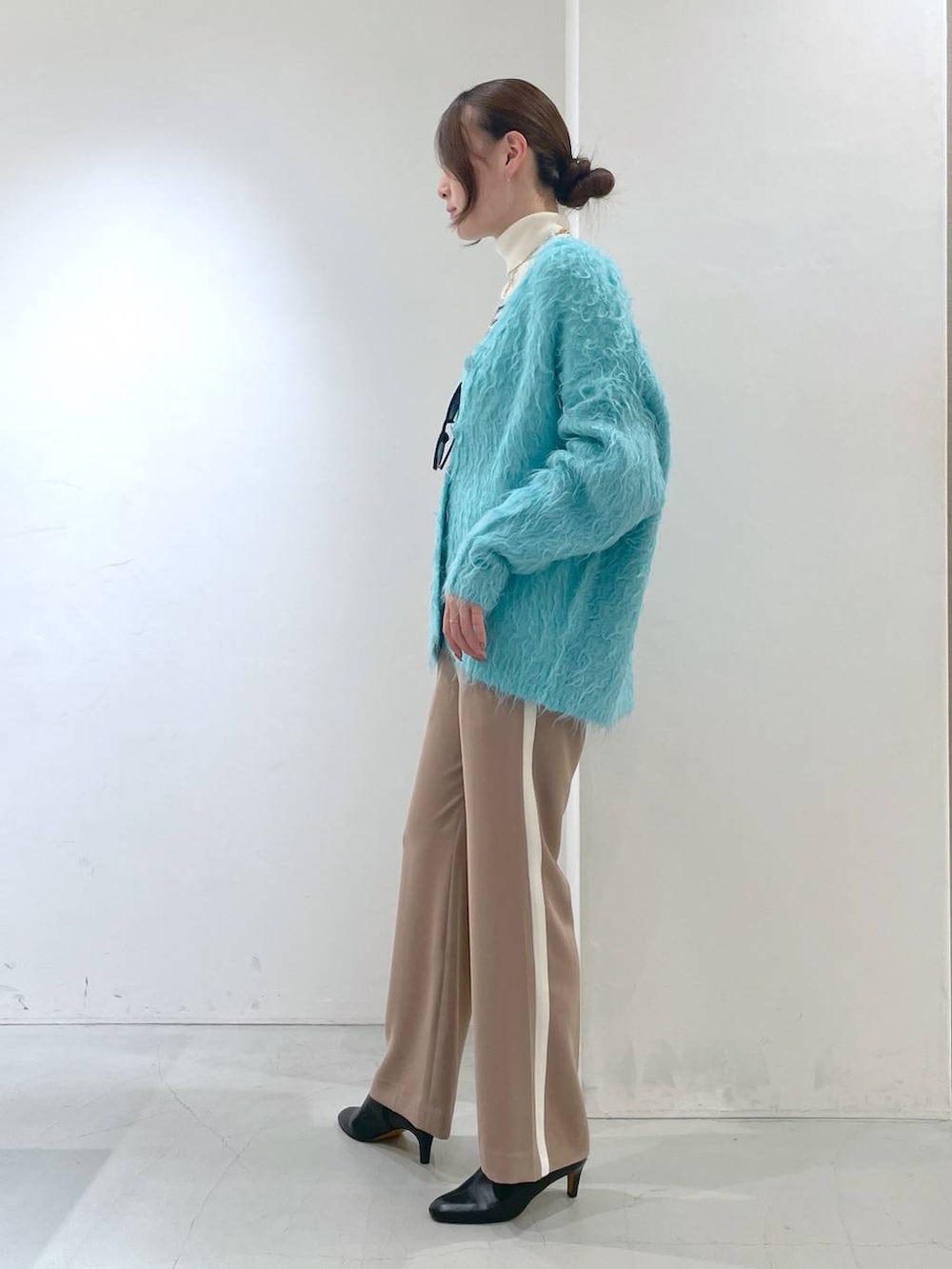 ブルー系のカーディガン/ボレロ、ホワイト系のニット/セーター、ベージュ系のその他パンツを着用したレディースの秋コーディネートの4枚目の写真