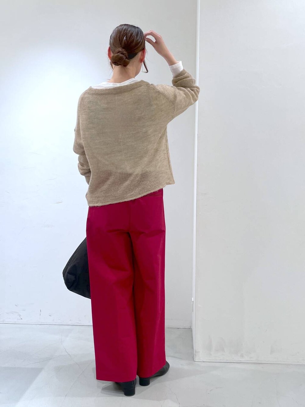 ホワイト系のTシャツ/カットソー、ベージュ系のニット/セーター、ブラック系のトートバッグを着用したレディースの冬コーディネートの4枚目の写真