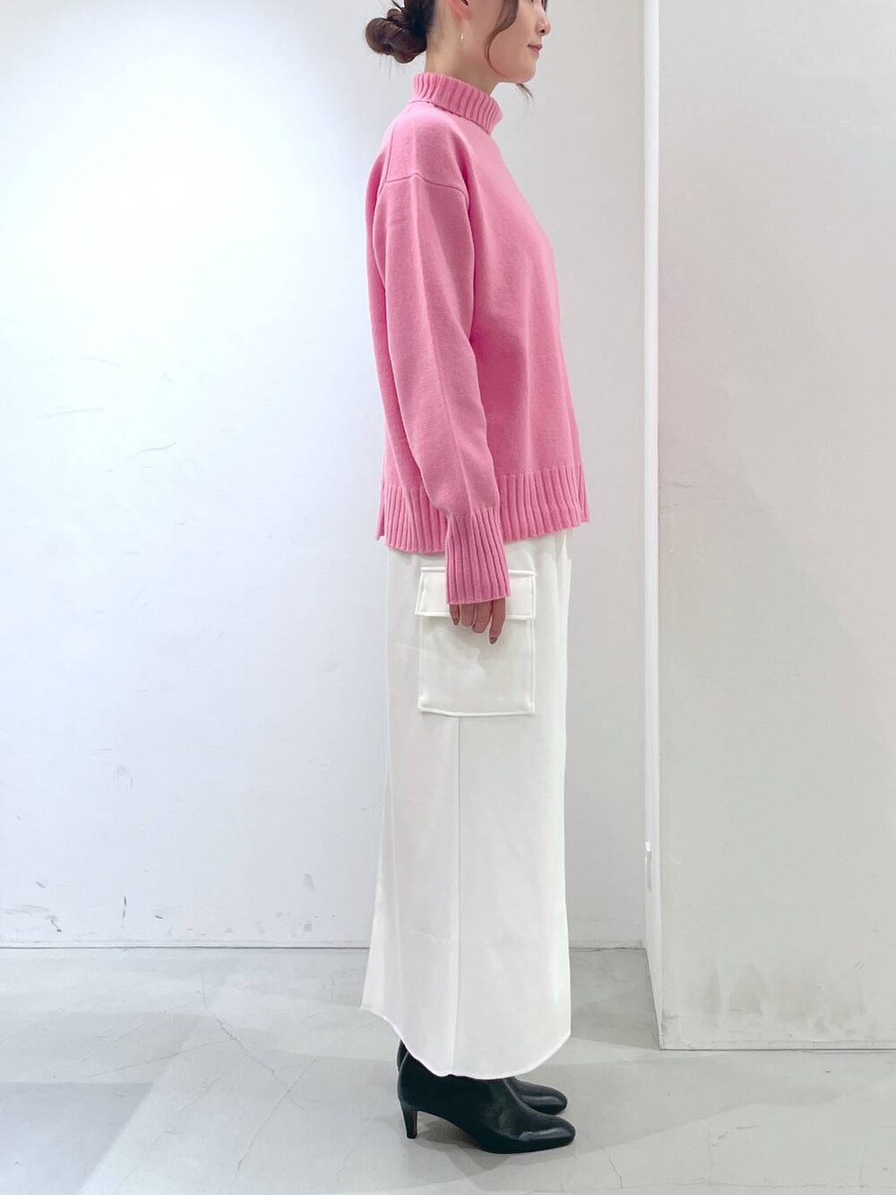 ホワイト系のスカート、ブラック系のブルゾン、ピンク系のニット/セーターを着用したレディースの秋コーディネートの10枚目の写真