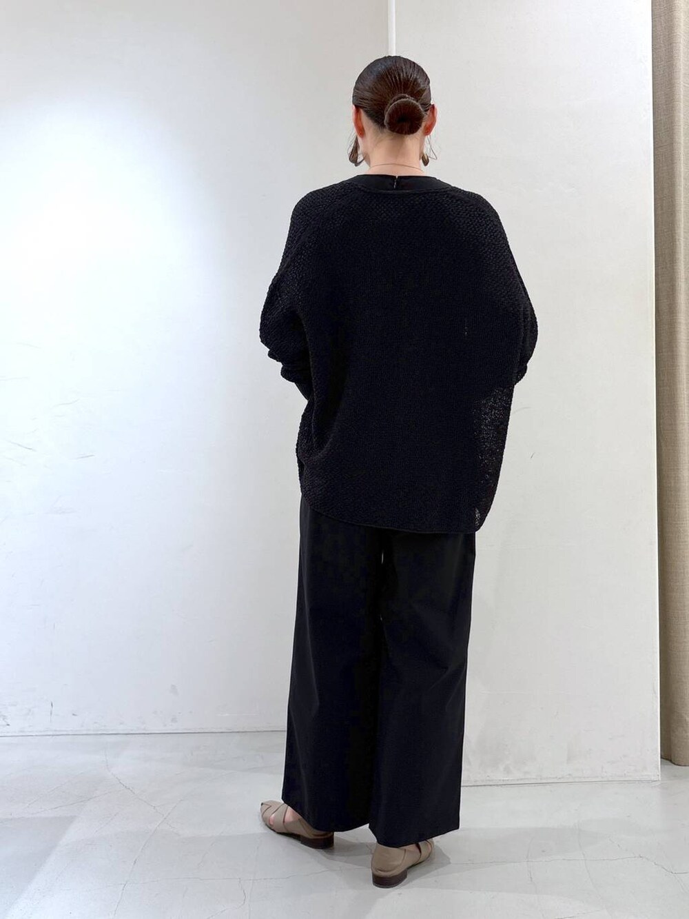 ブラック系のつなぎ/オールインワン、ブラック系のカーディガン/ボレロを着用したレディースの春コーディネートの4枚目の写真