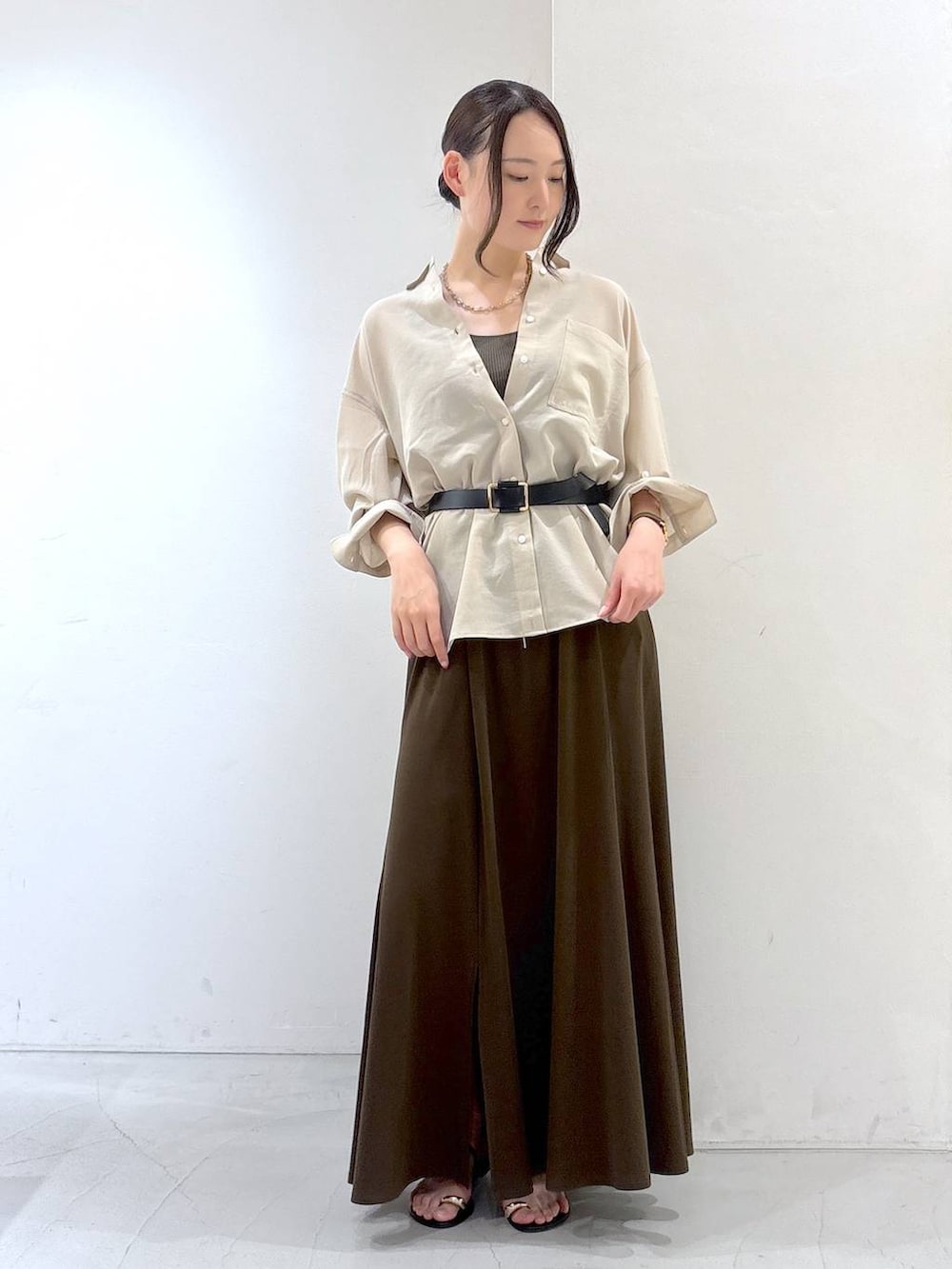 「高身長、体型カバー、きれいめ、シャツスタイル、シャツ、ベルト、シアートップス、シワ軽減、スカート、ロングスカート、ウエストゴム、ウォッシャブル、夏コーデ」｜「BARNYARDSTORMのBARNYARDSTORM / カットロングスカート / マシンウォッシャブル 【『ネルソンさん』YouTubeご紹介アイテム】（スカート、ブラウン系）」を使った、by_oyamaさん（レディース・169cm）の夏コーディネートの2枚目の写真