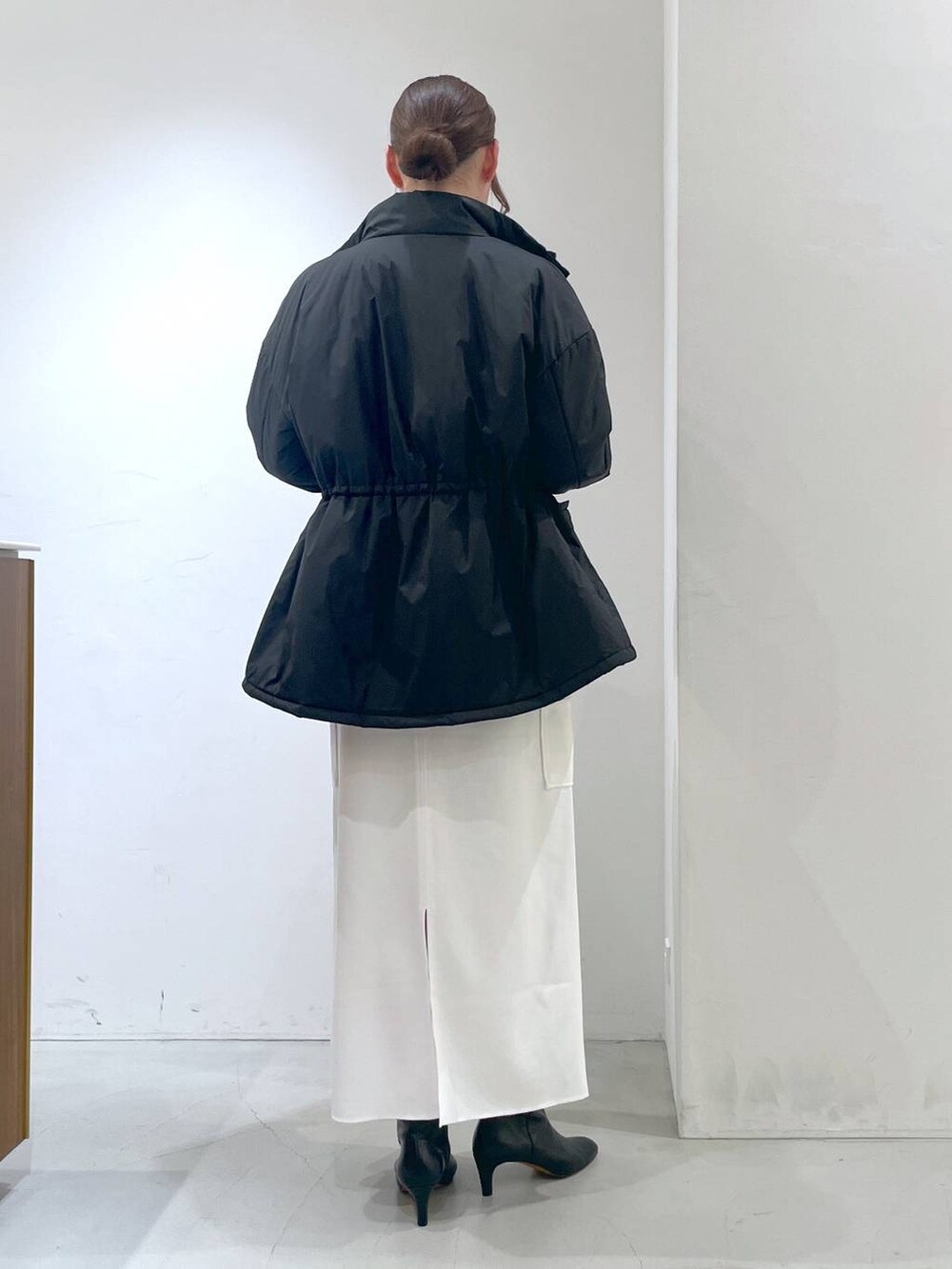 ホワイト系のスカート、ブラック系のブルゾン、ピンク系のニット/セーターを着用したレディースの秋コーディネートの5枚目の写真