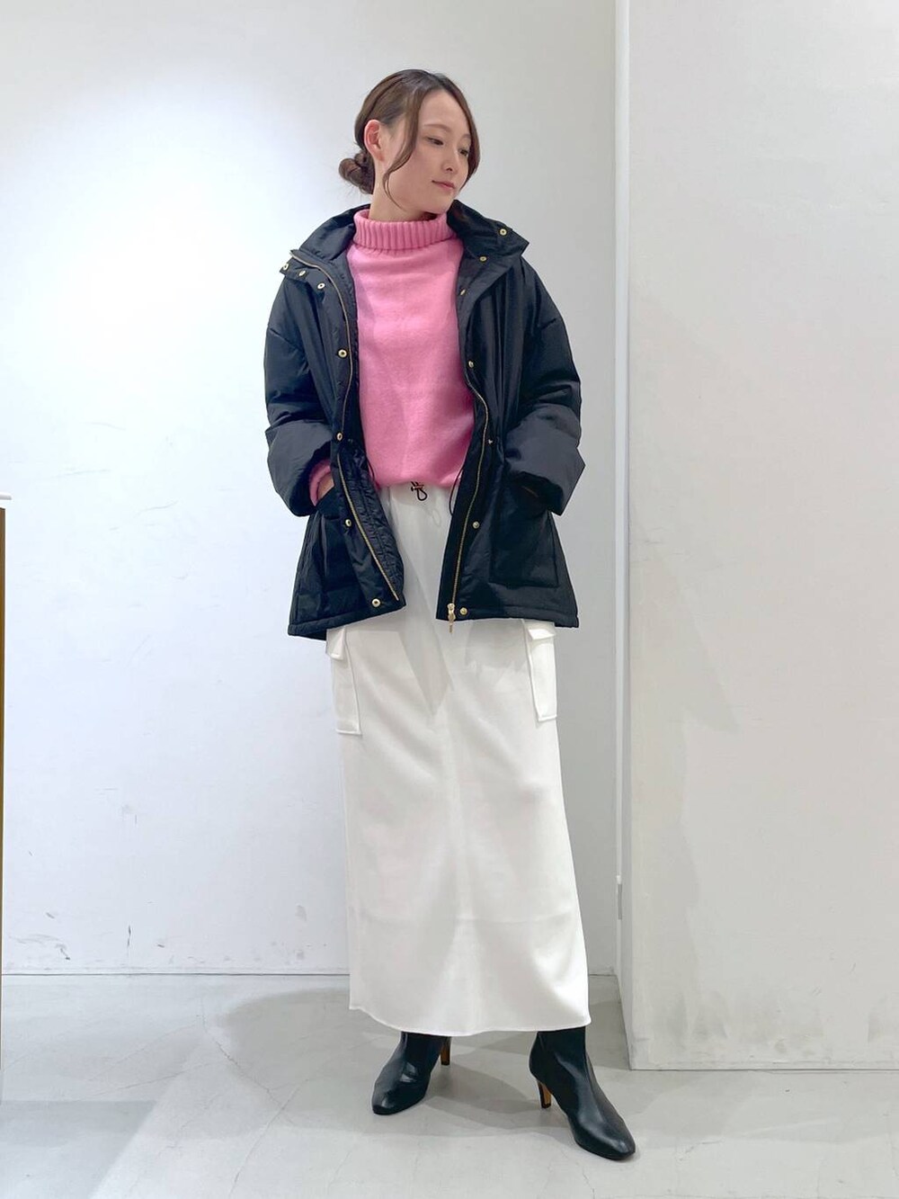 ホワイト系のスカート、ブラック系のブルゾン、ピンク系のニット/セーターを着用したレディースの秋コーディネートの2枚目の写真