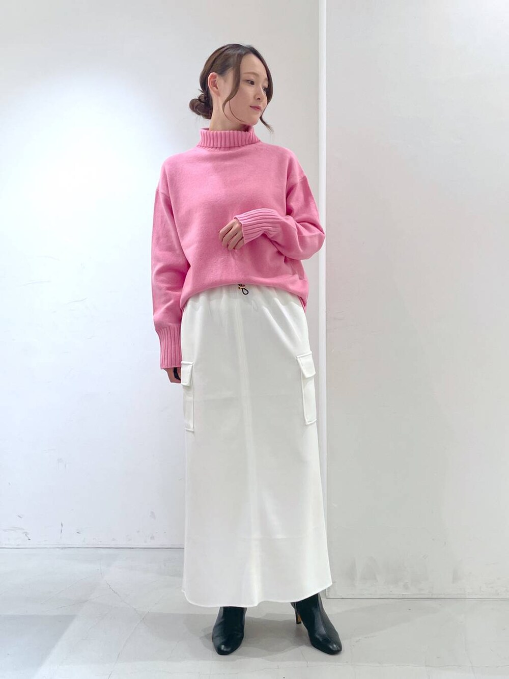 ホワイト系のスカート、ブラック系のブルゾン、ピンク系のニット/セーターを着用したレディースの秋コーディネートの6枚目の写真