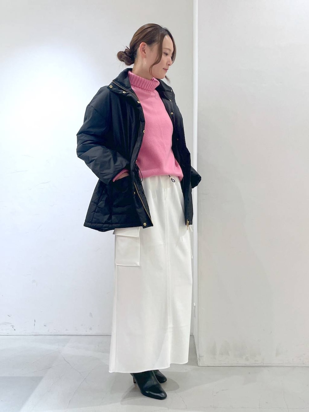 ホワイト系のスカート、ブラック系のブルゾン、ピンク系のニット/セーターを着用したレディースの秋コーディネートの3枚目の写真